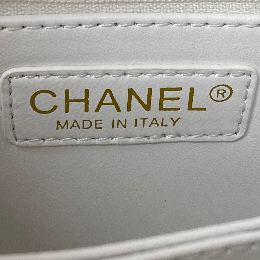 [TOP] CHANEL CoCo Handle Bag Carviar Medium 23cm - White & GHW