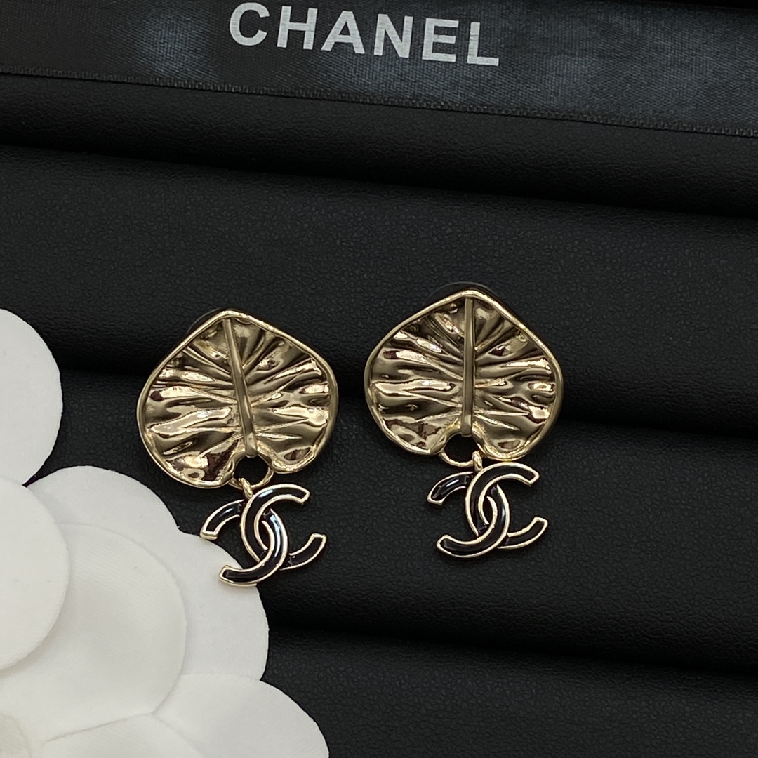 [TOP] CHANEL Earrings -  Gold