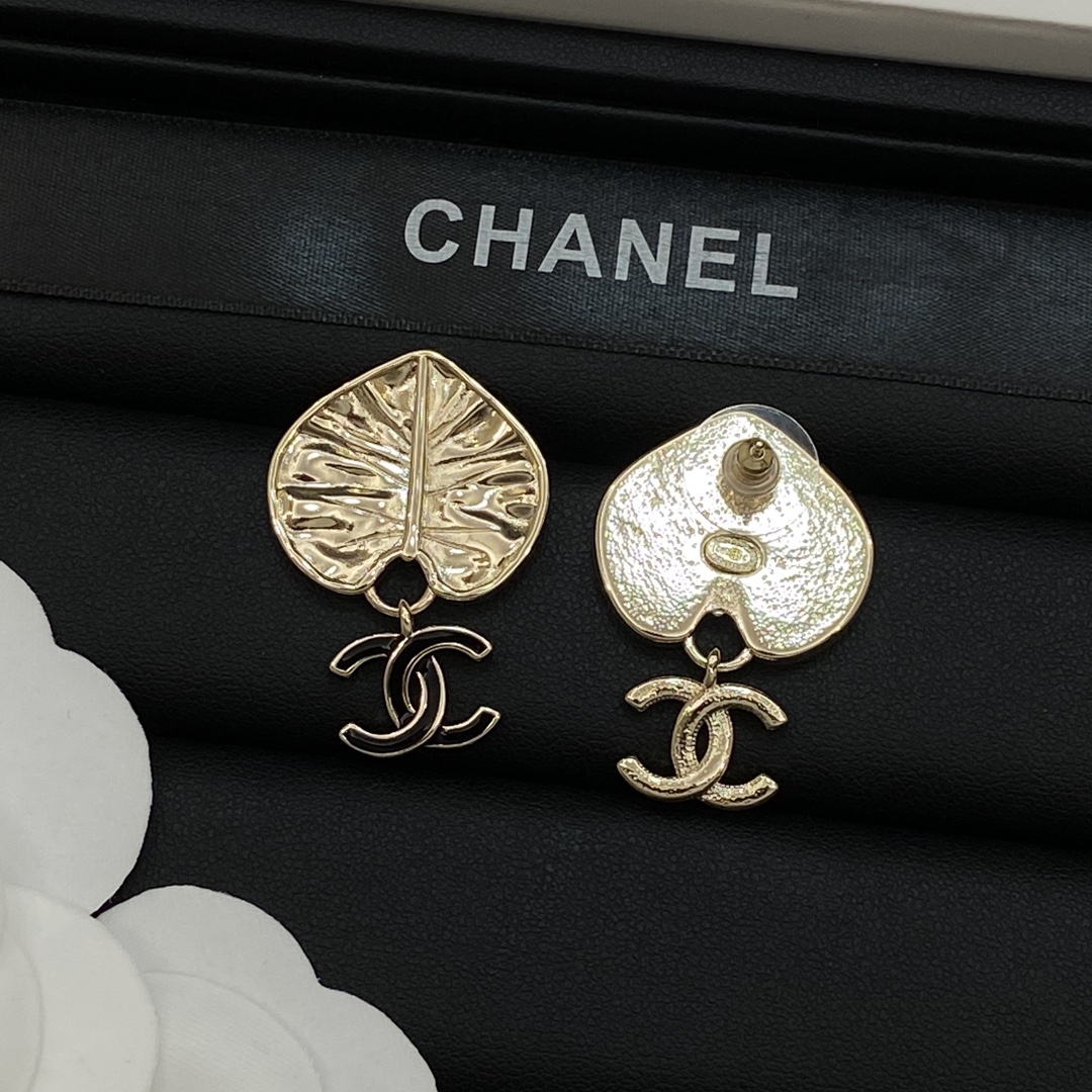 [TOP] CHANEL Earrings -  Gold