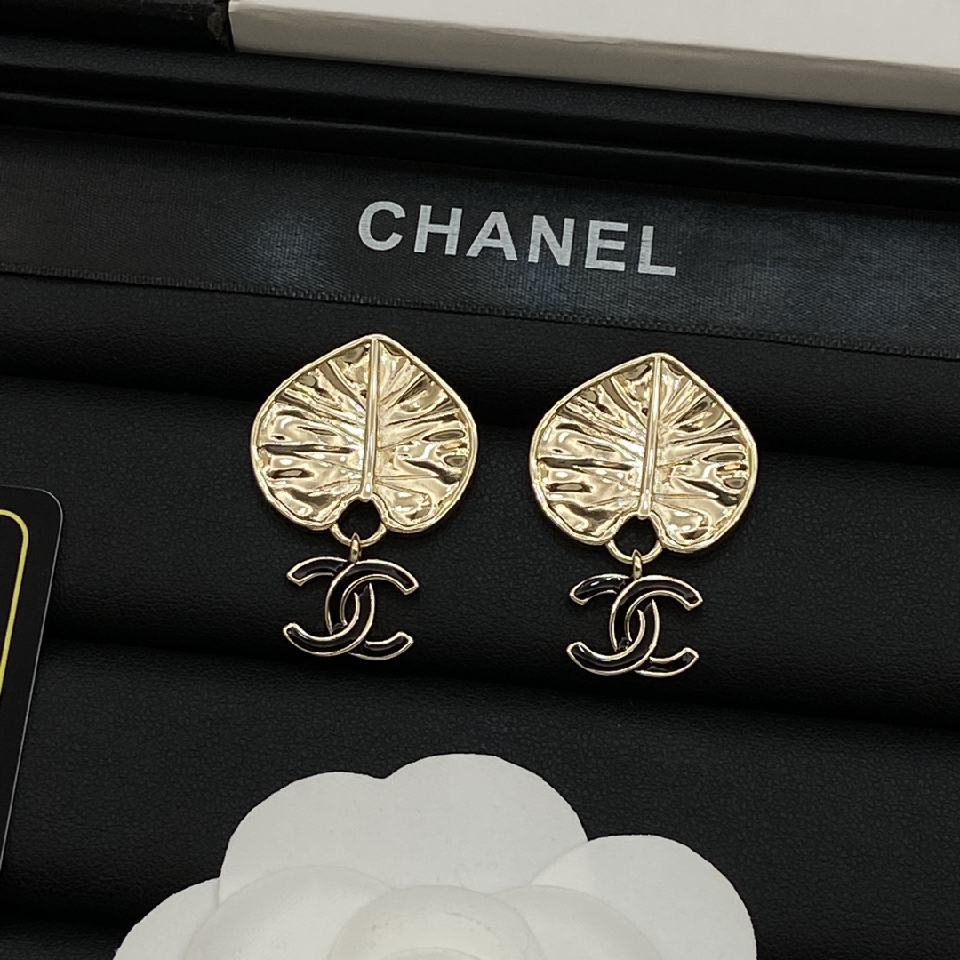 [TOP] CHANEL Earrings -  Gold