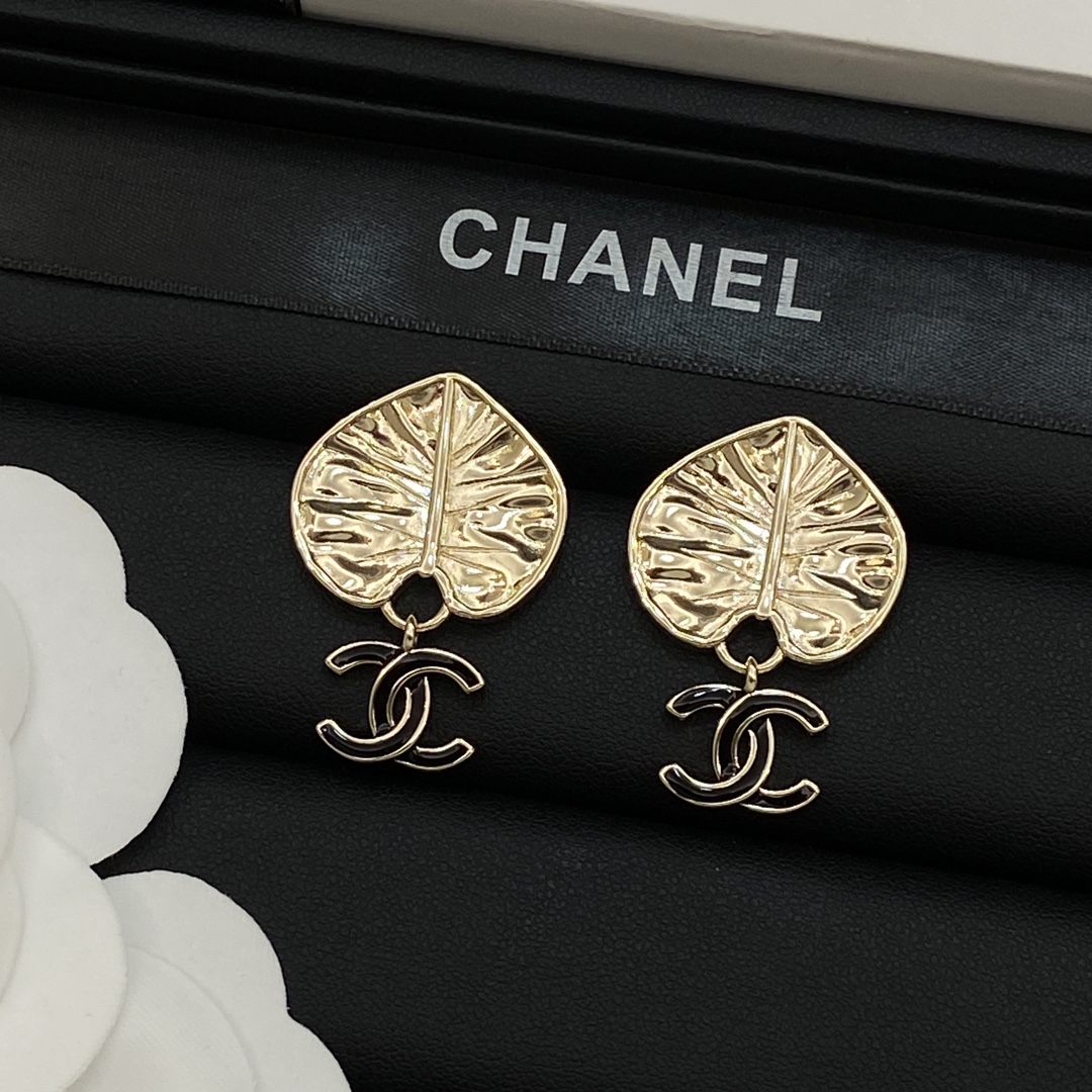 [TOP] CHANEL Earrings -  Gold