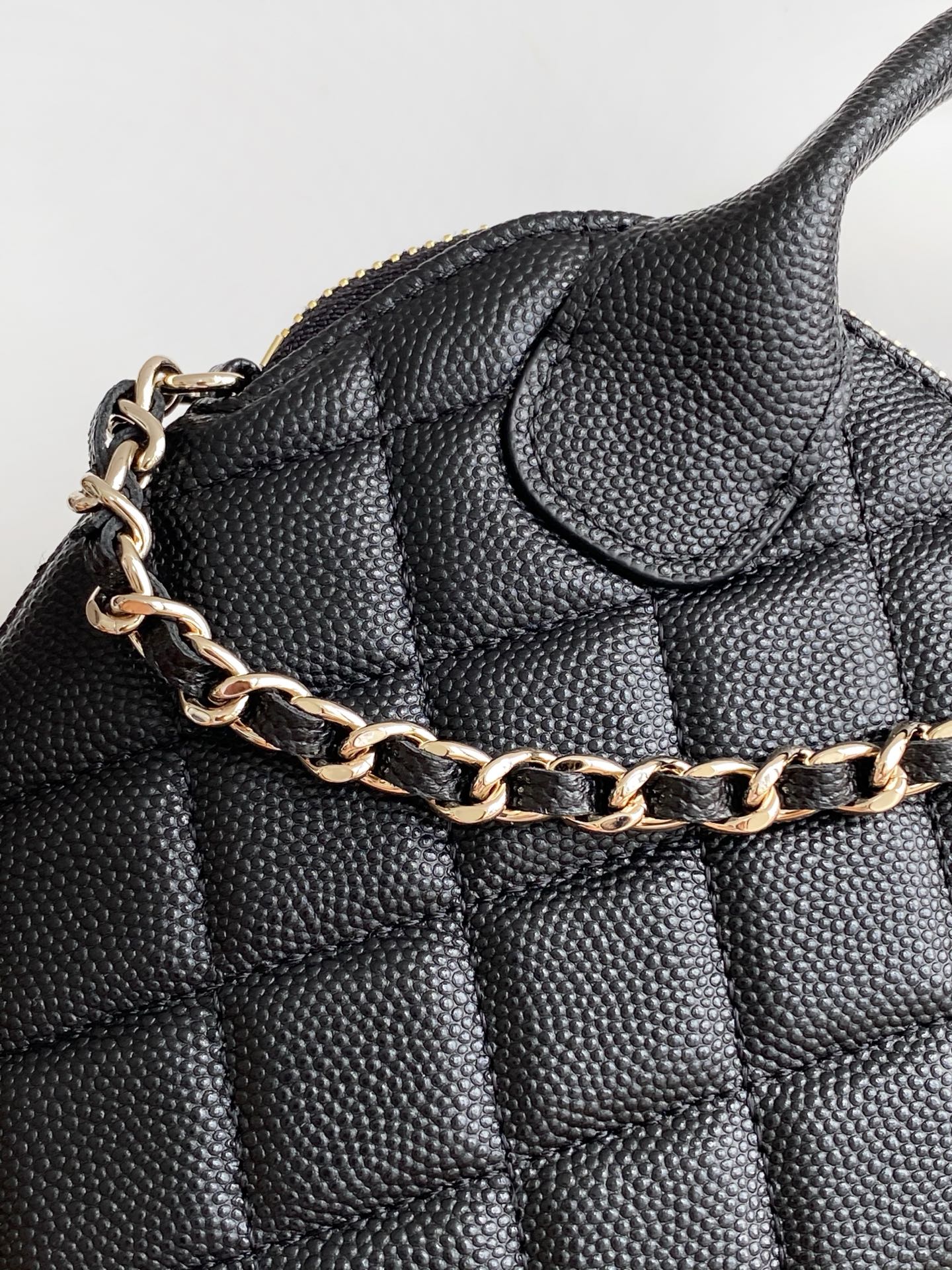 [TOP] CHANEL Shell Bag 18-17-6 cm - Black