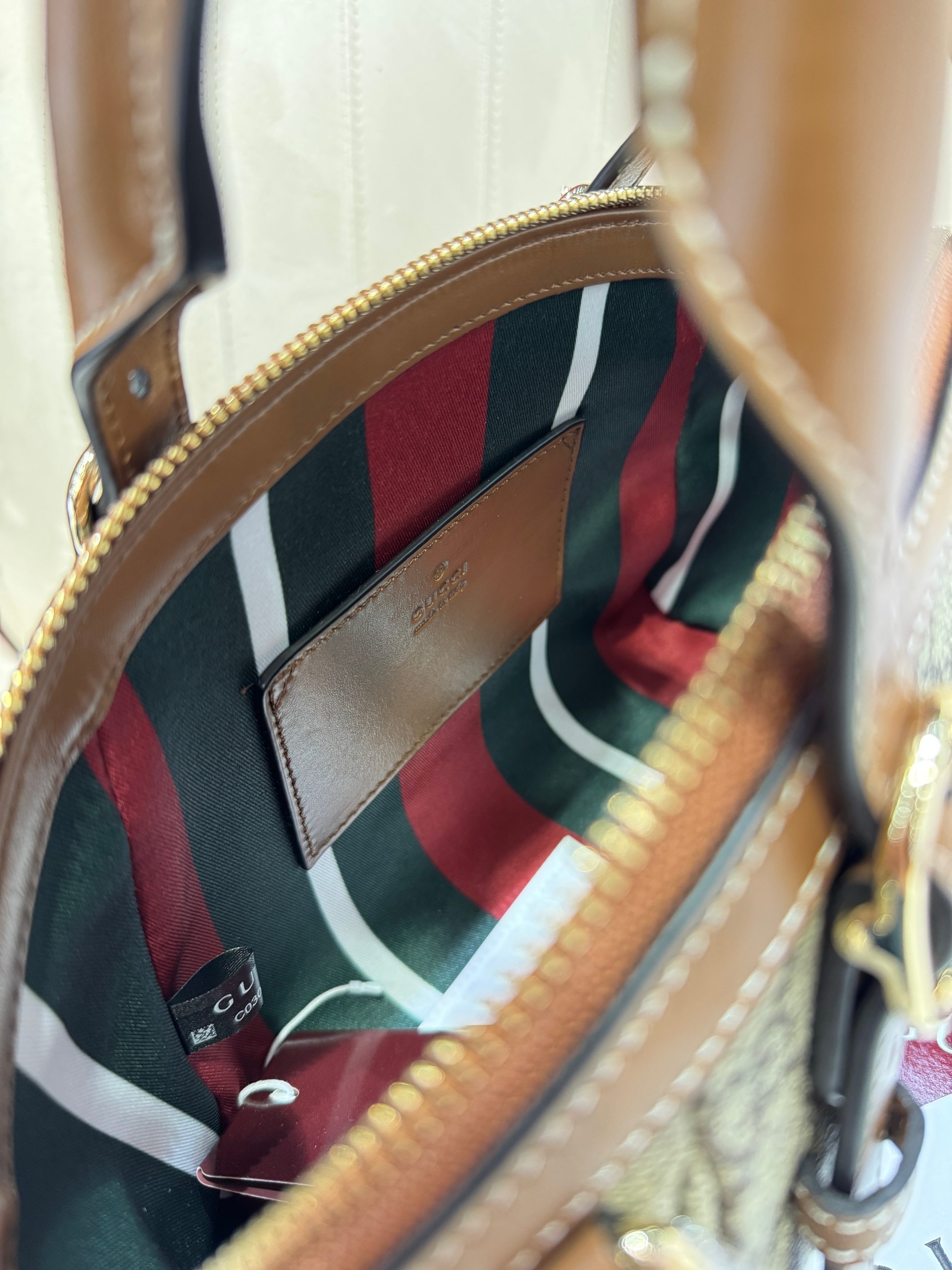 [TOP] GUCCI GG Emblem Handbag  21 x 17 x 12 cm - Brown