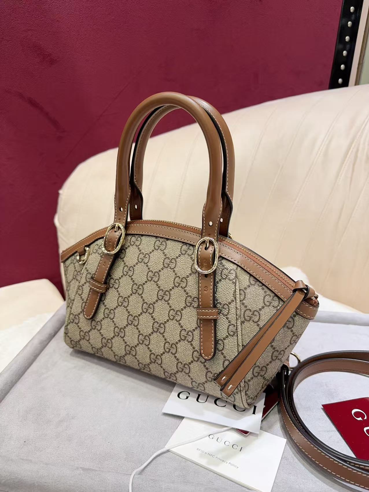 [TOP] GUCCI GG Emblem Handbag  21 x 17 x 12 cm - Brown