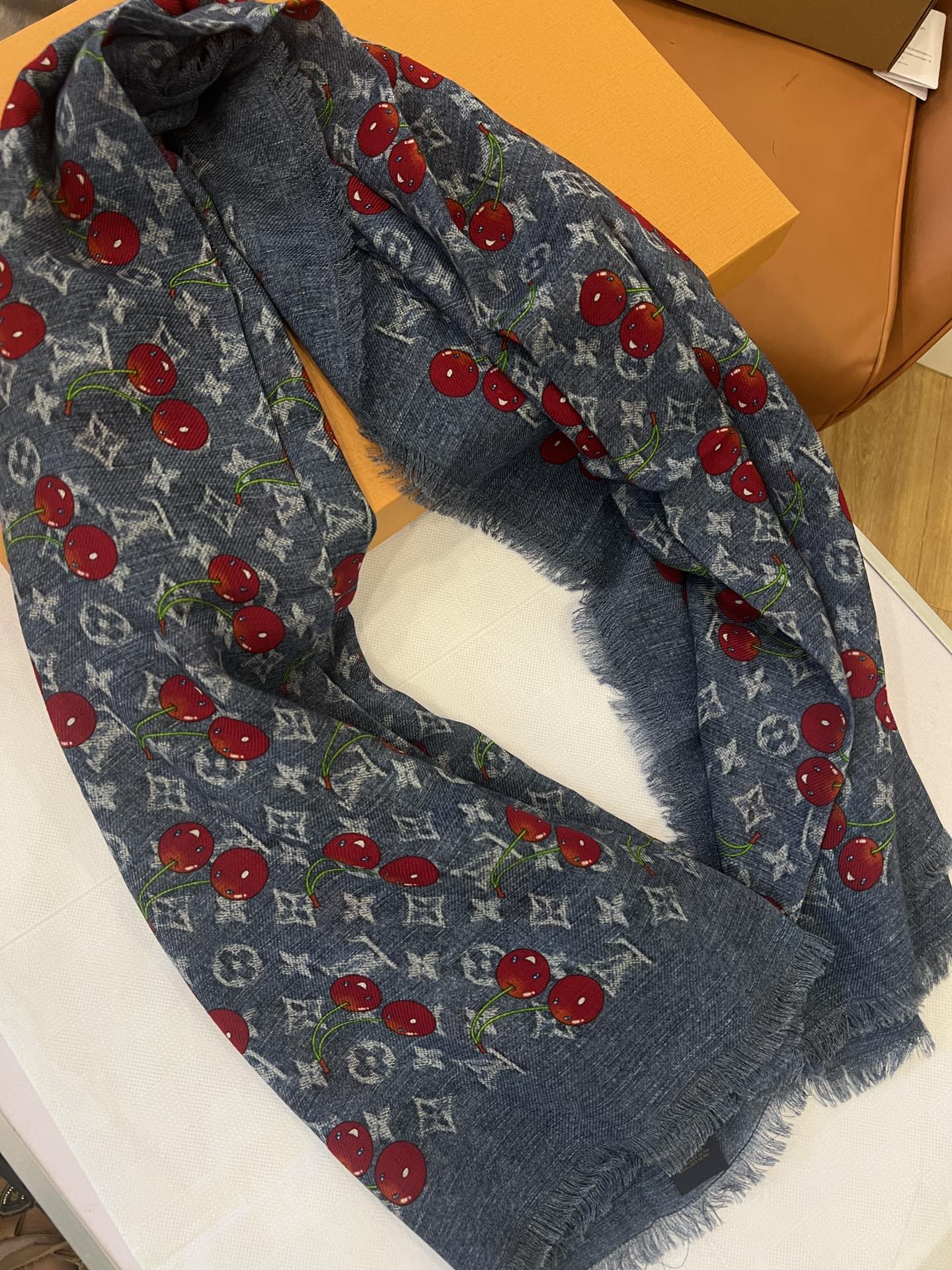 [TOP] Louis Vuitton LV  Cashmere Scarf 136 x 136cm - Blue