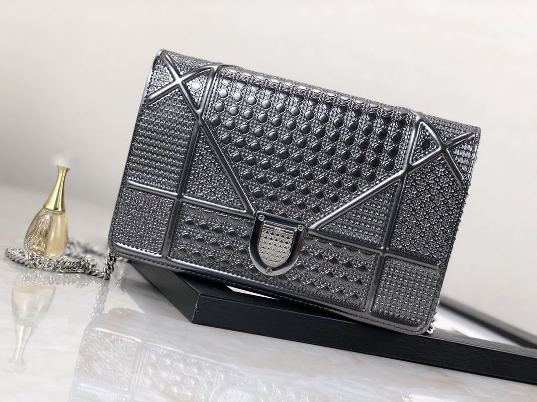[TOP] Christian Dior Metallic Patent Micro-Cannage Diorama Wallet on Chain Bag 19cm - Silver