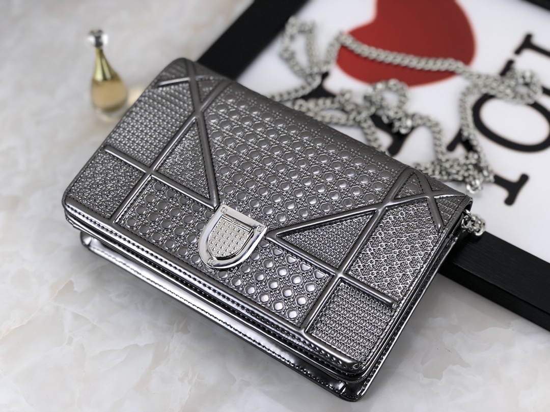 [TOP] Christian Dior Metallic Patent Micro-Cannage Diorama Wallet on Chain Bag 19cm - Silver