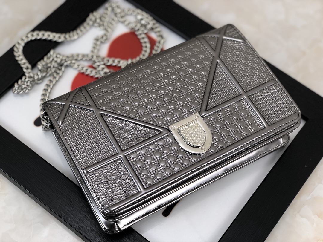 [TOP] Christian Dior Metallic Patent Micro-Cannage Diorama Wallet on Chain Bag 19cm - Silver