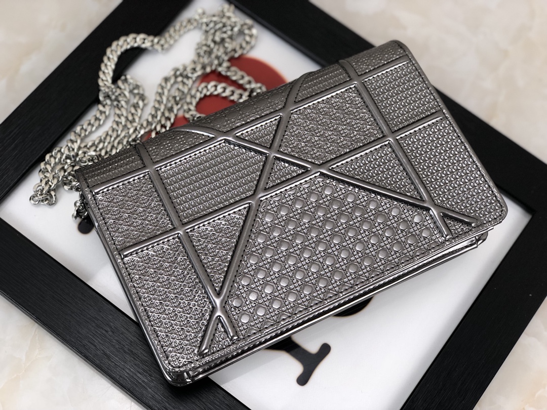[TOP] Christian Dior Metallic Patent Micro-Cannage Diorama Wallet on Chain Bag 19cm - Silver