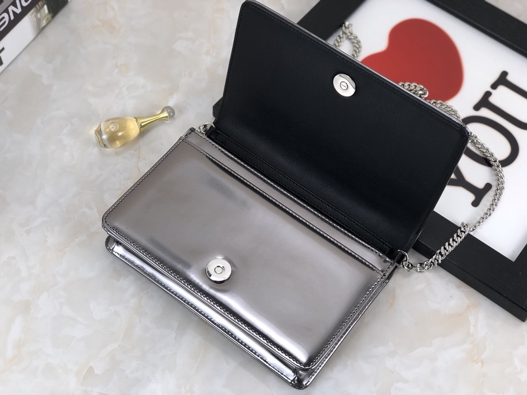 [TOP] Christian Dior Metallic Patent Micro-Cannage Diorama Wallet on Chain Bag 19cm - Silver
