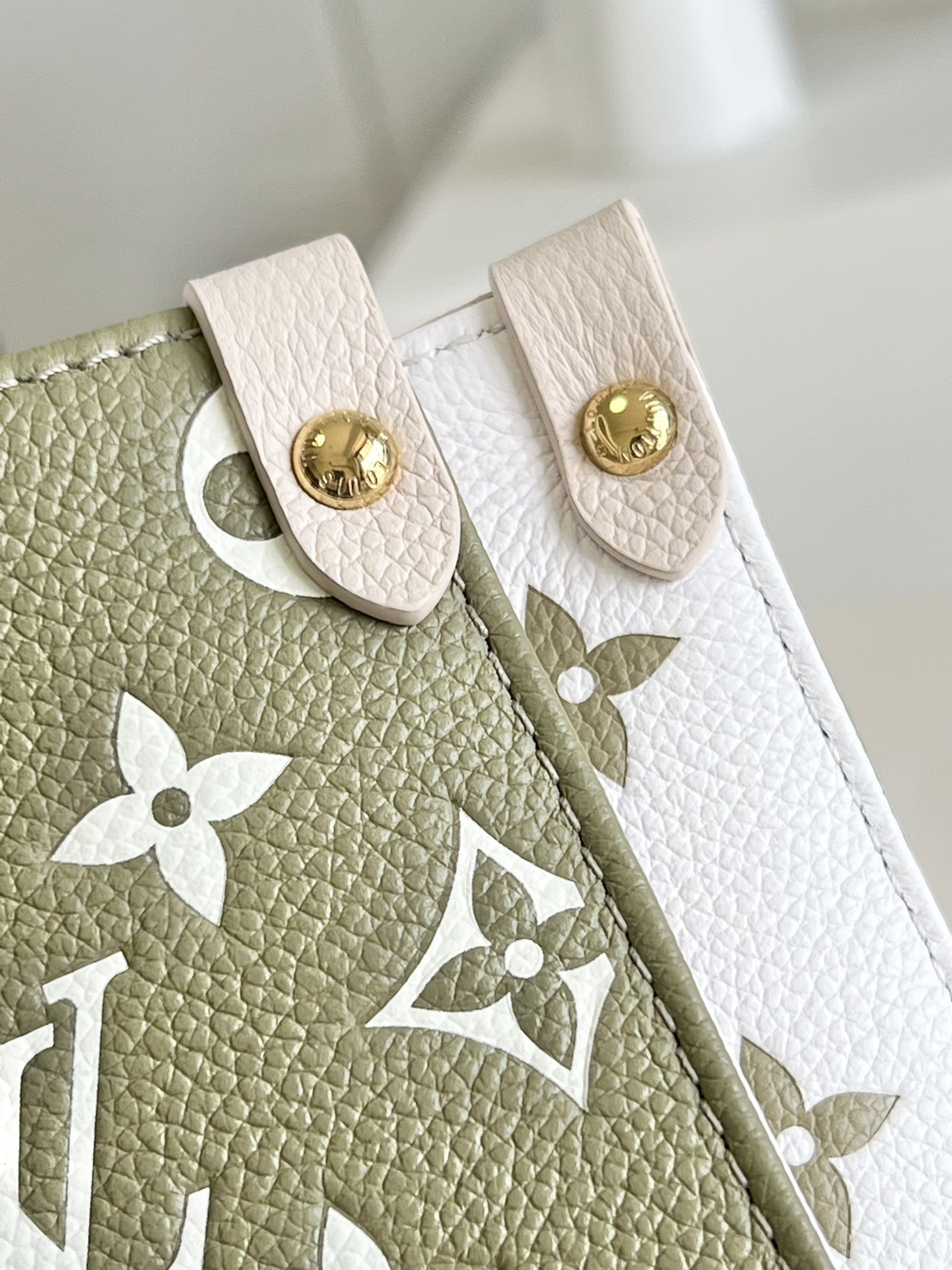 [TOP] Louis Vuitton LV On The Go Bag 35 x 27 x 14 cm - Green