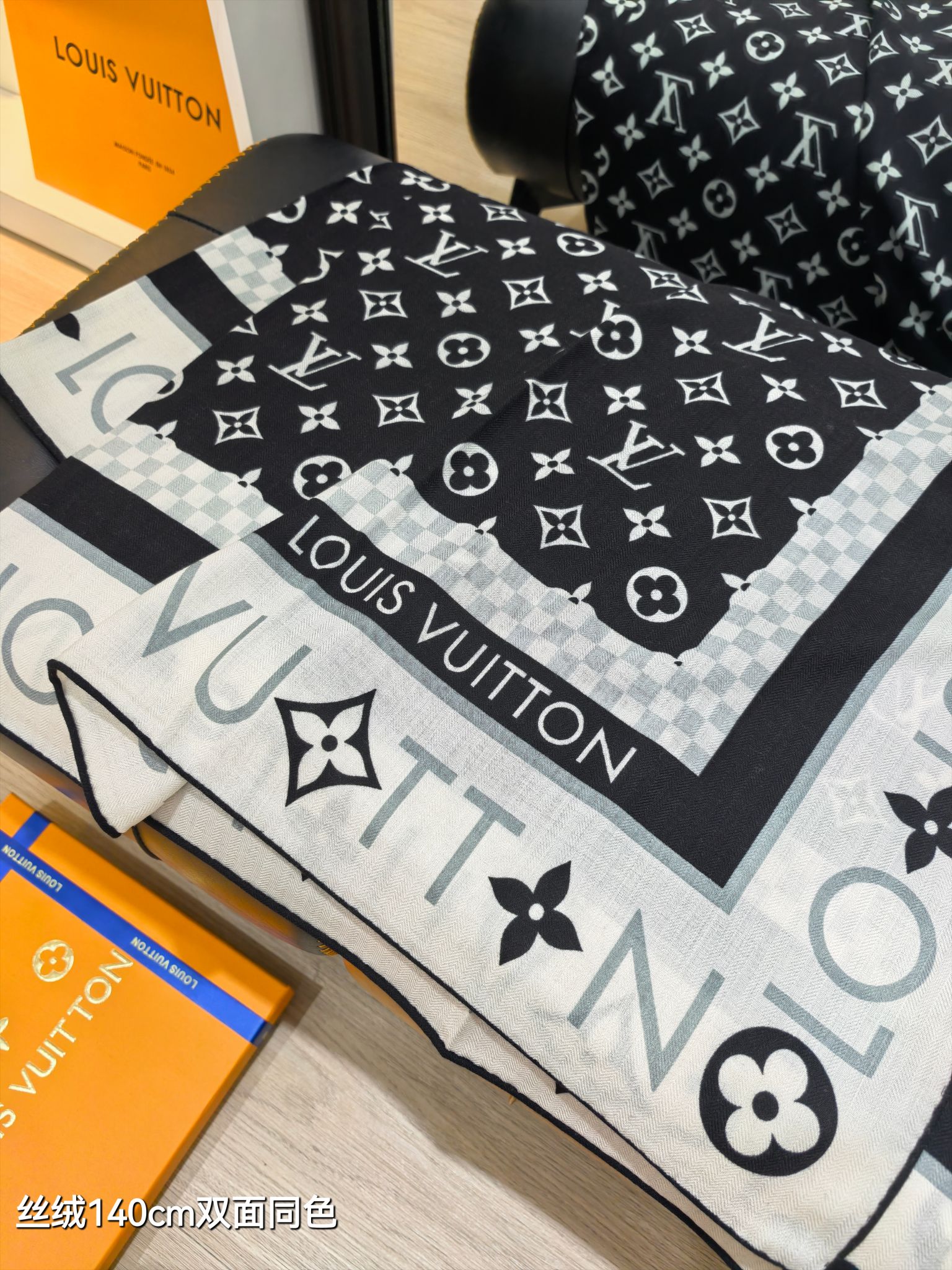[TOP] Louis Vuitton LV Scarf  140x140cm - Black