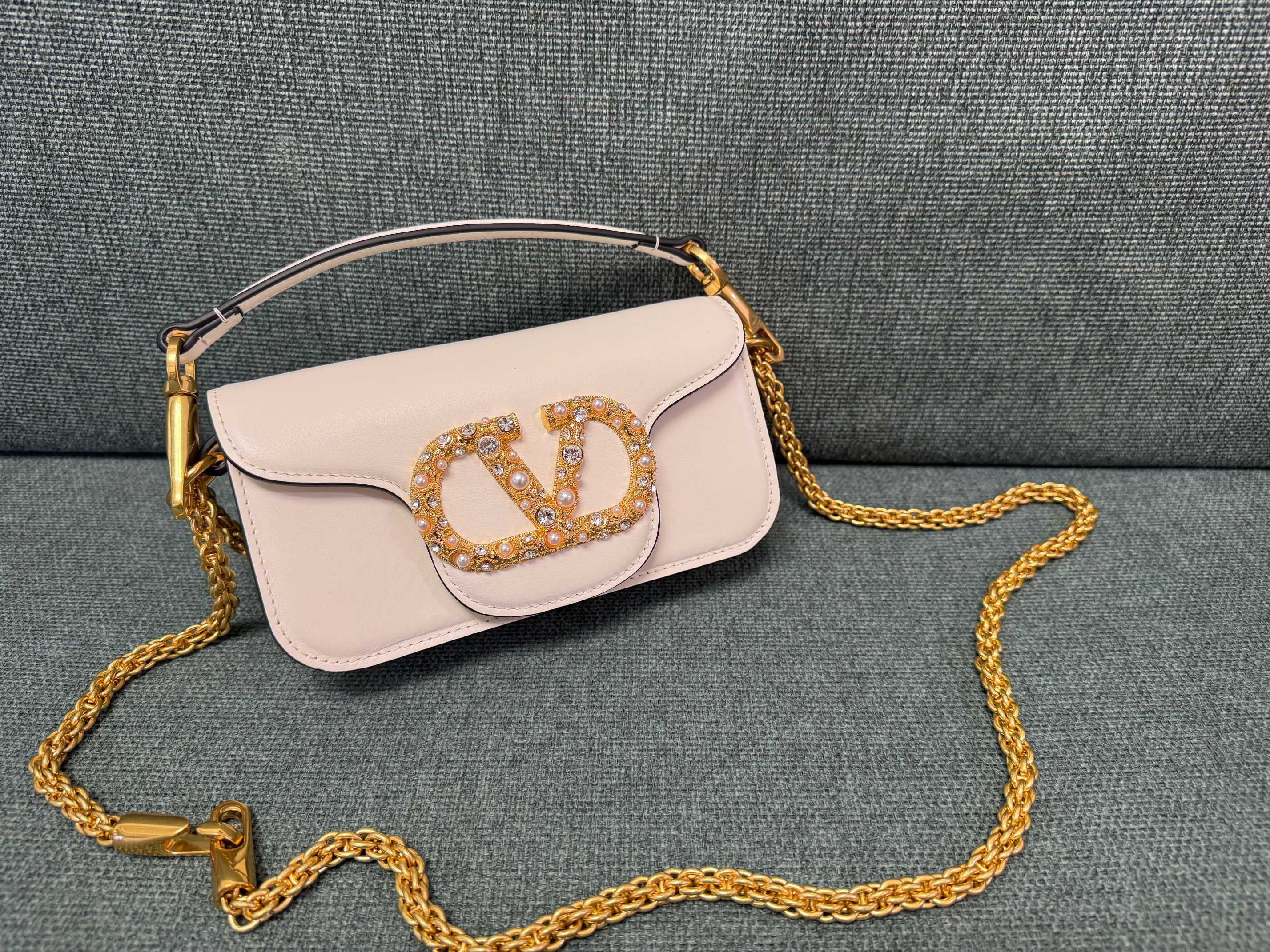 [TOP] VALENTINO Garavani Loco Bag with Colorful Buckle 20x11x5cm/27x13x6cm - White