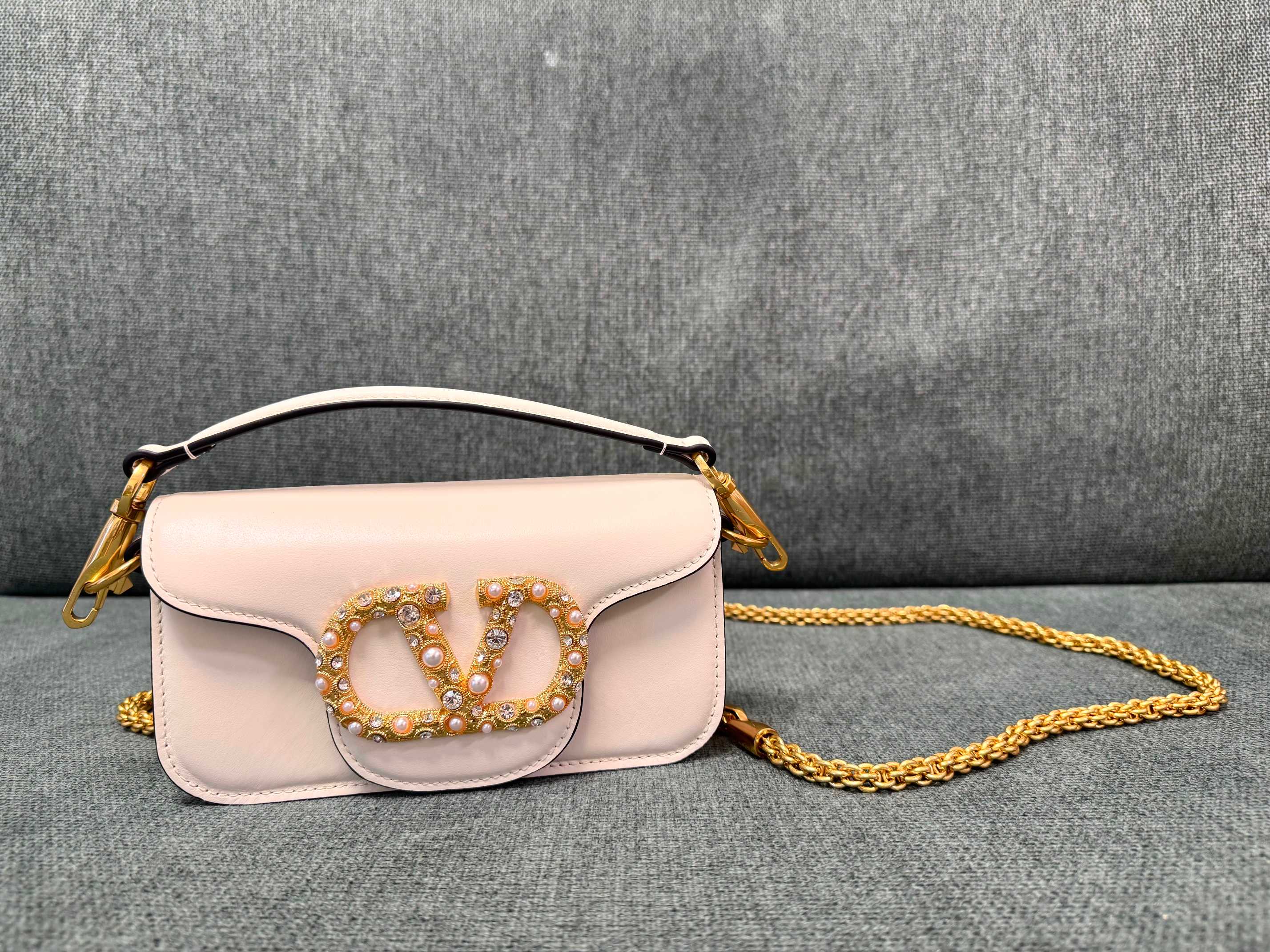 [TOP] VALENTINO Garavani Loco Bag with Colorful Buckle 20x11x5cm/27x13x6cm - White