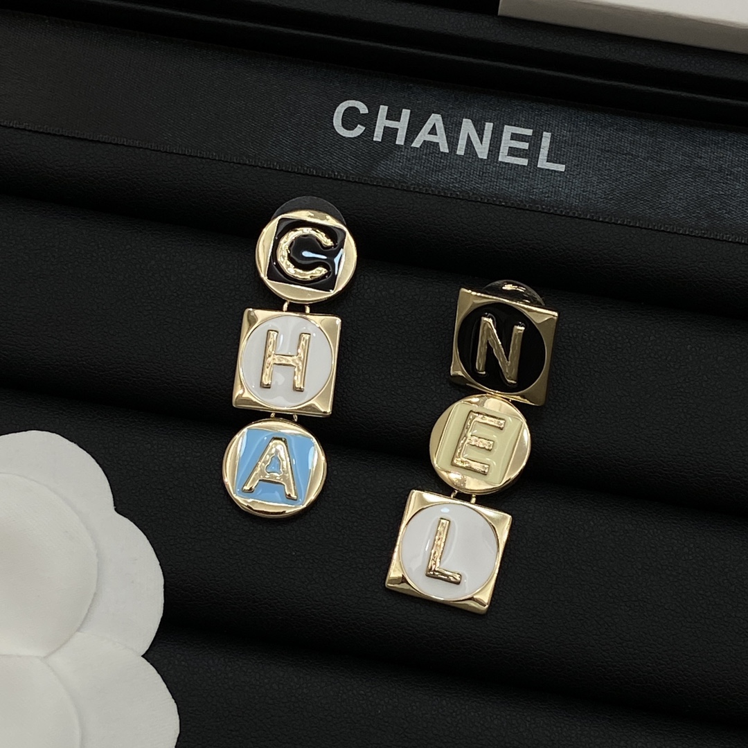 [TOP] CHANEL Earrings -  Gold