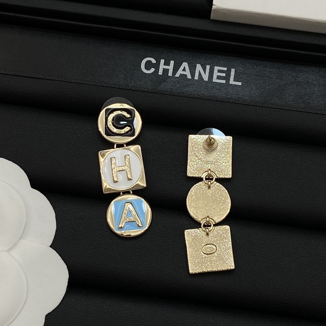[TOP] CHANEL Earrings -  Gold