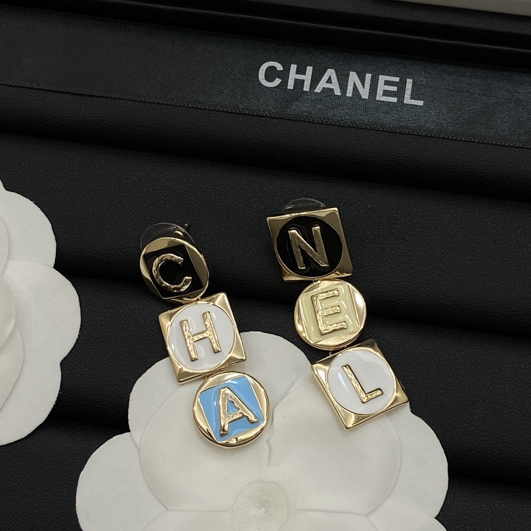 [TOP] CHANEL Earrings -  Gold