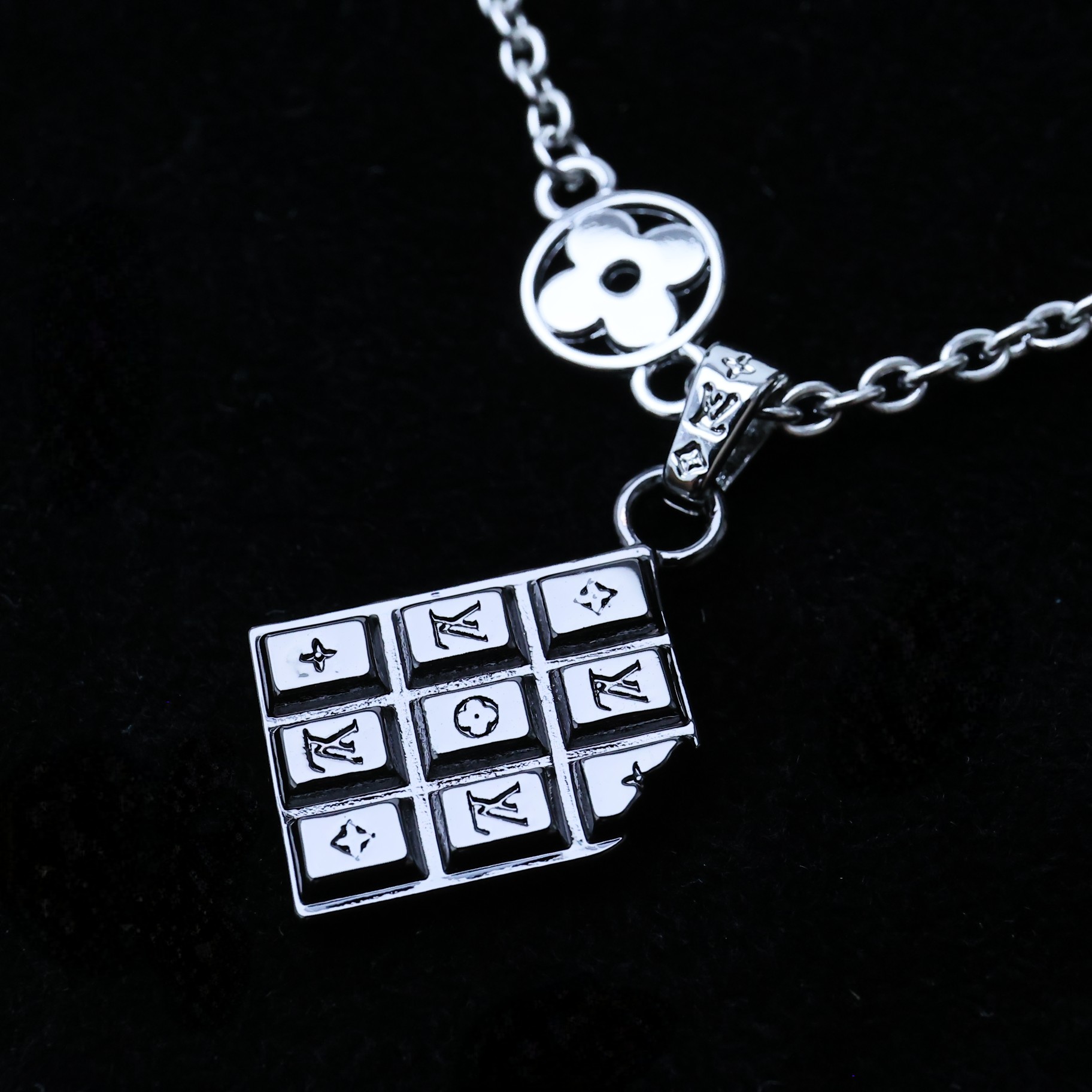[TOP] Louis Vuitton LV Chocolate Bar Necklace