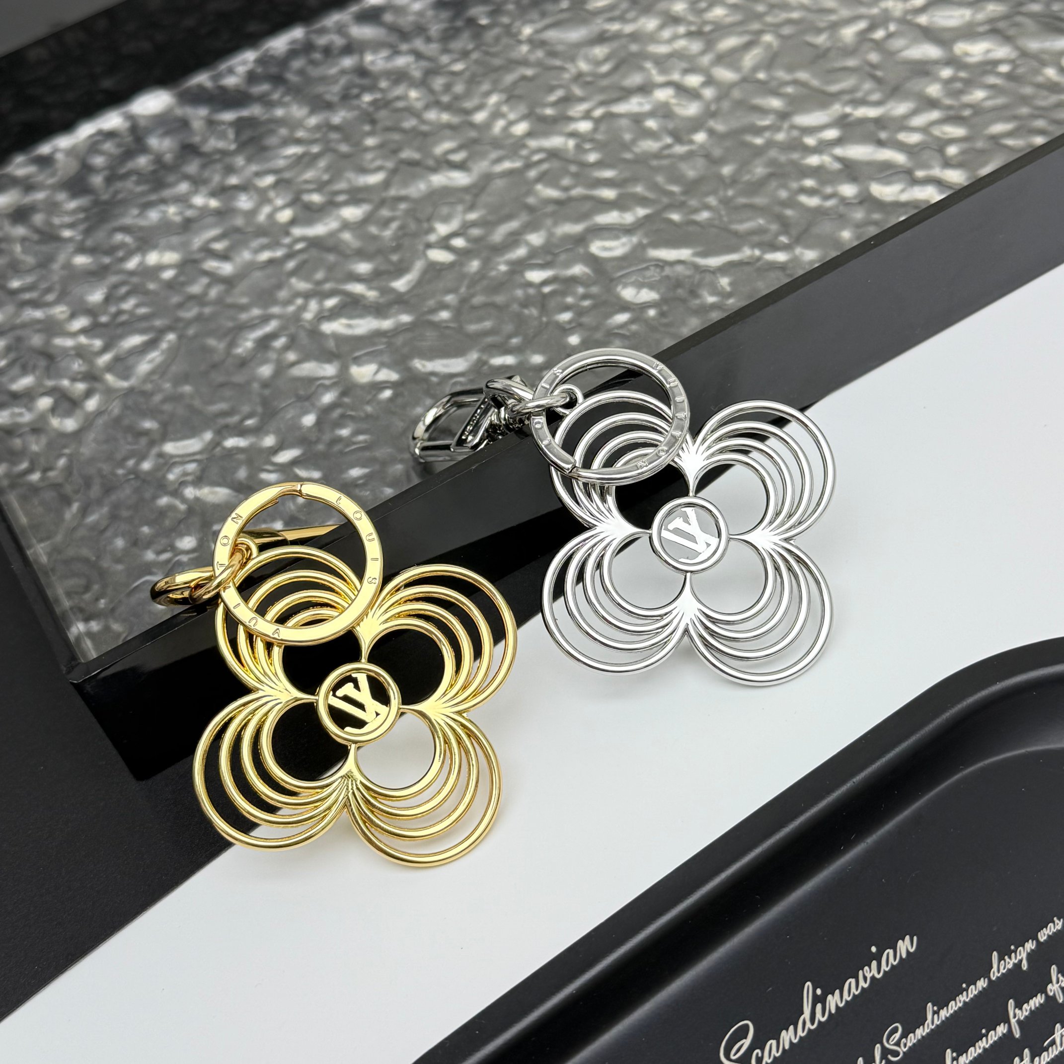 [TOP] Louis Vuitton LV Breeze Keychain - 2 Colors