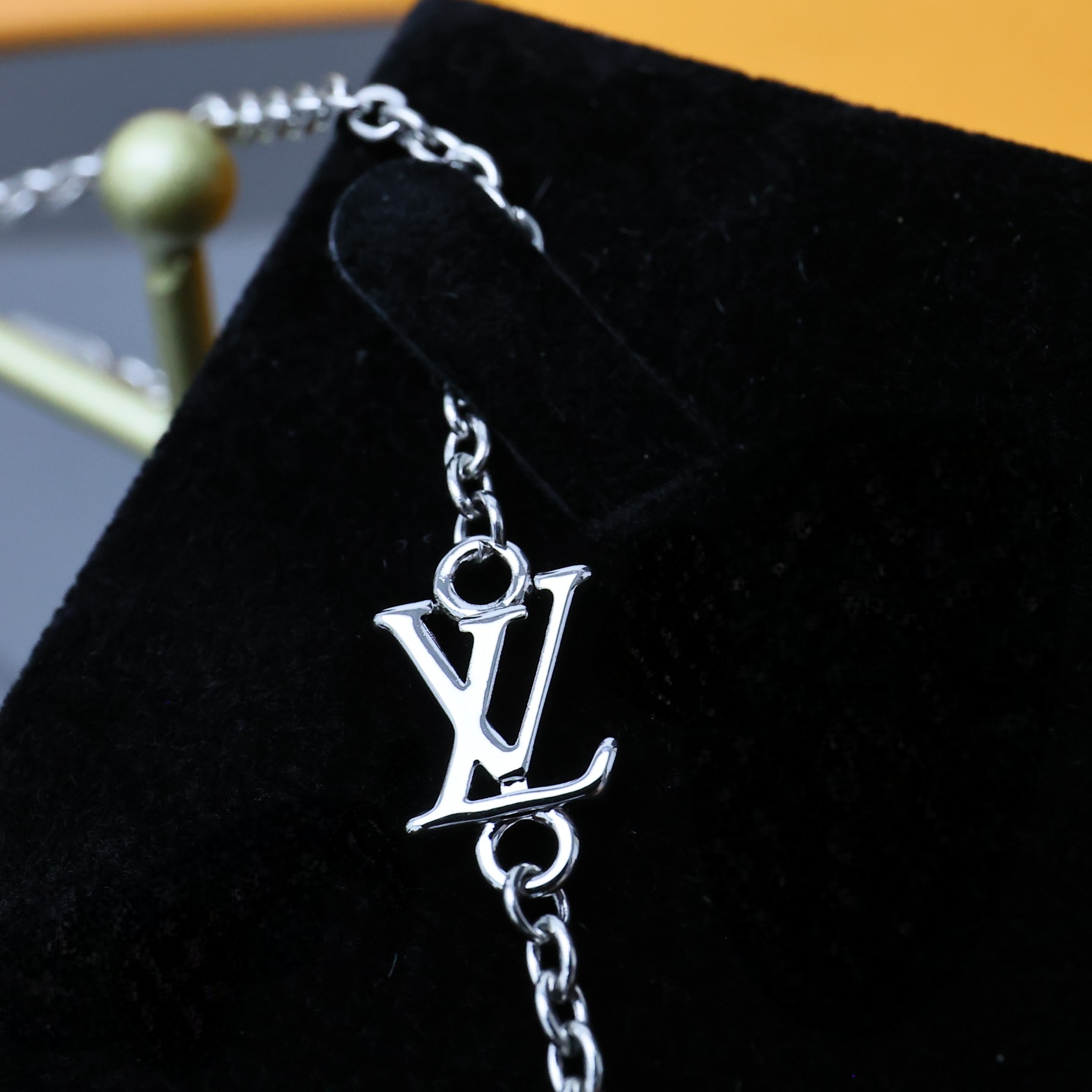 [TOP] Louis Vuitton LV Chocolate Bar Necklace