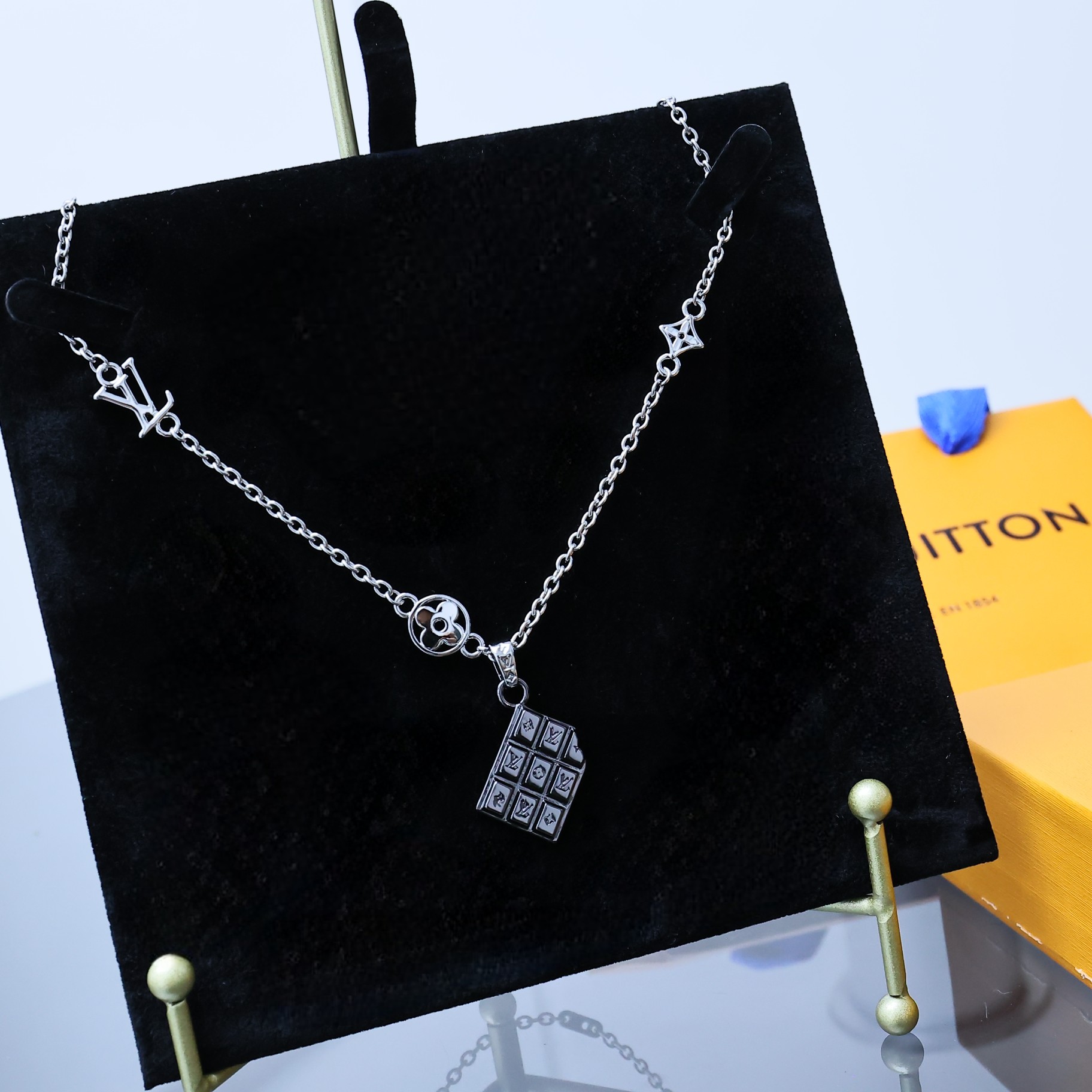 [TOP] Louis Vuitton LV Chocolate Bar Necklace