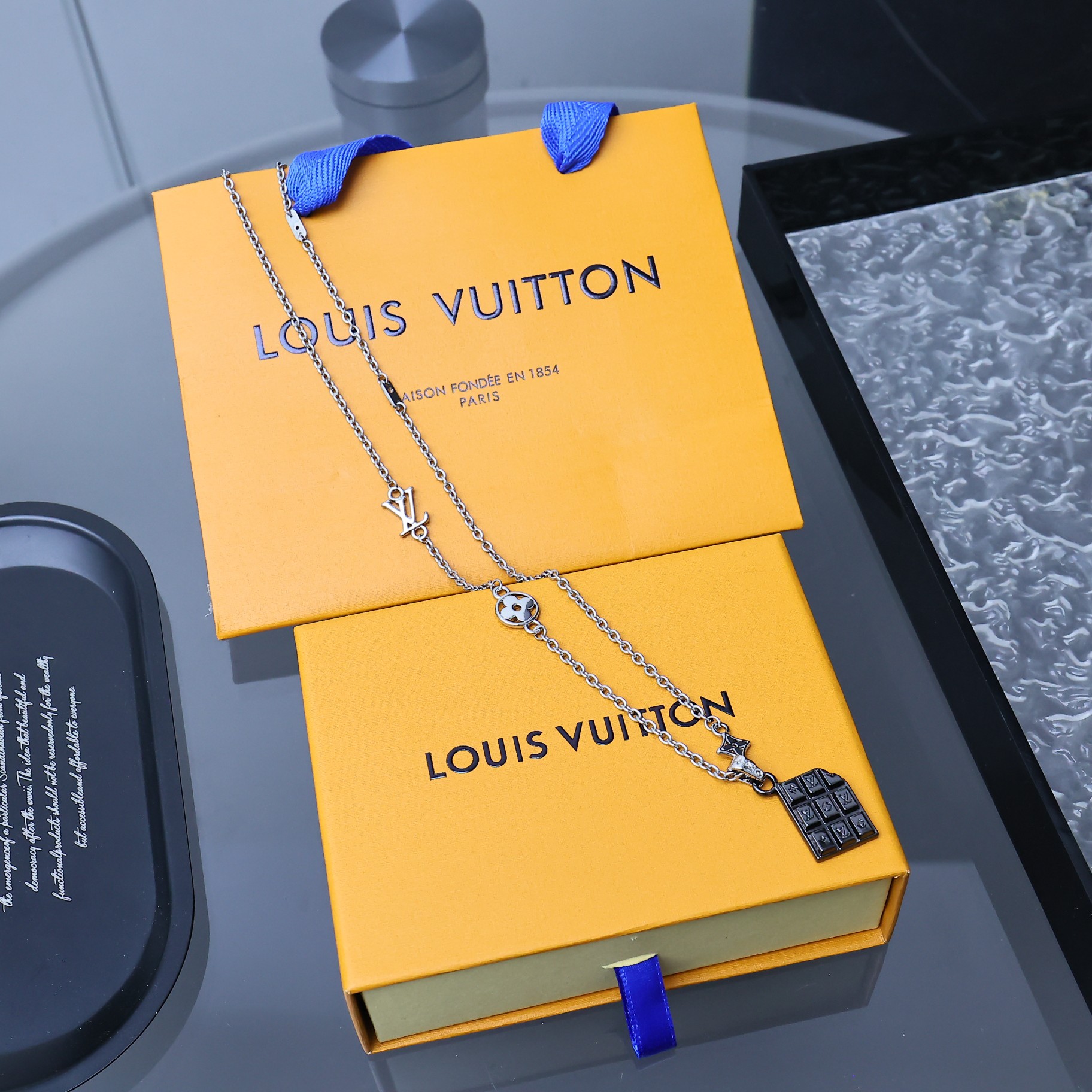 [TOP] Louis Vuitton LV Chocolate Bar Necklace