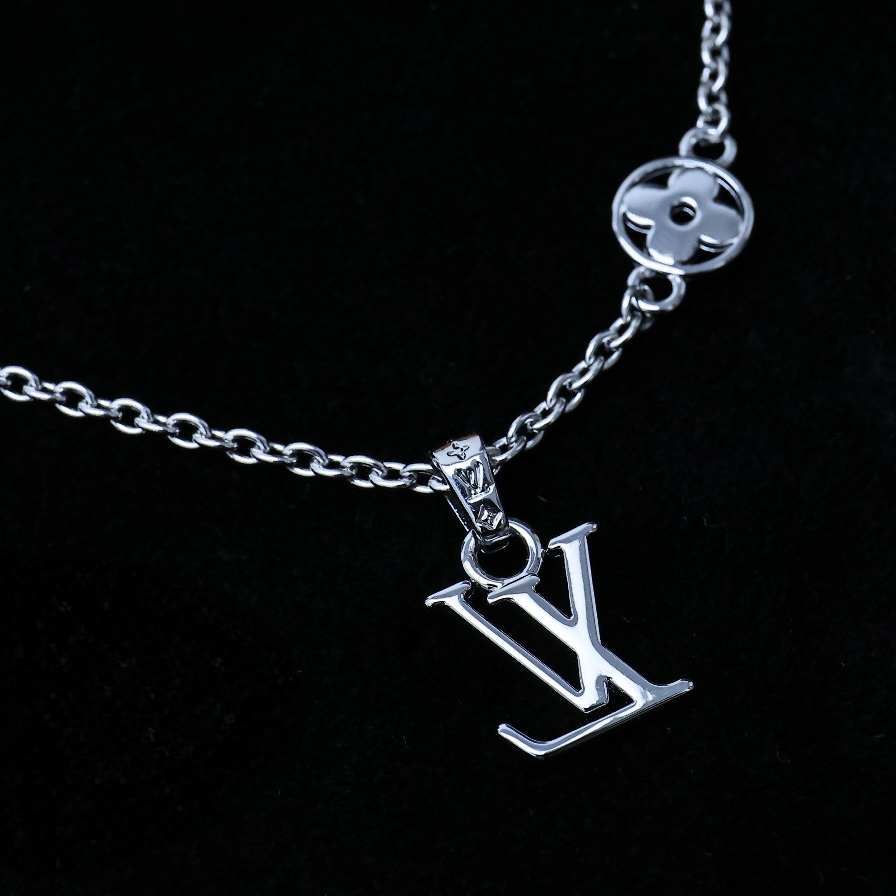[TOP] Louis Vuitton LV Dimension Necklace