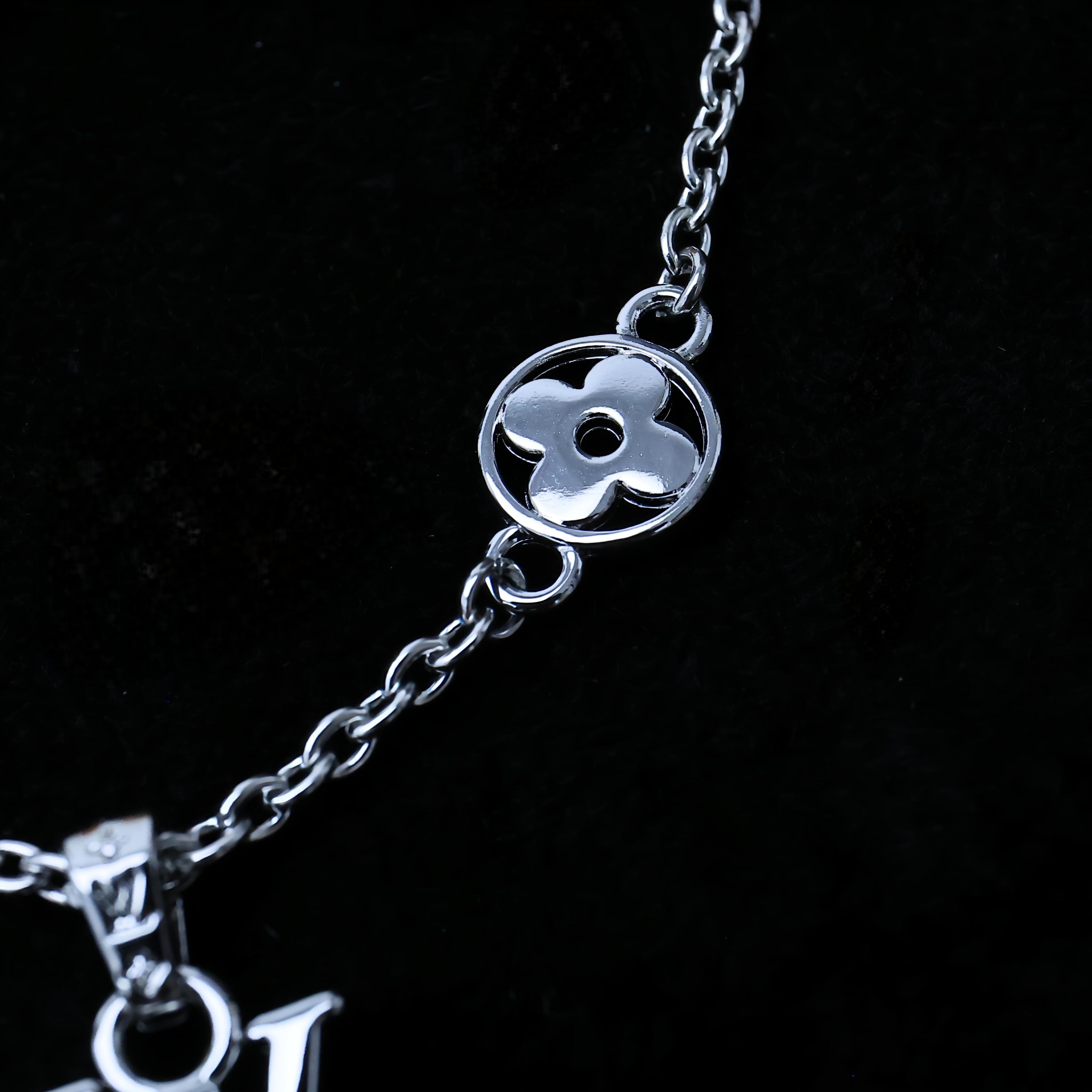 [TOP] Louis Vuitton LV Dimension Necklace