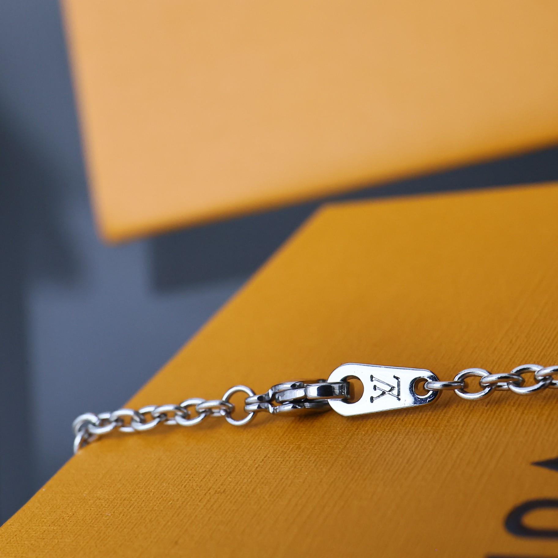 [TOP] Louis Vuitton LV Chocolate Bar Necklace