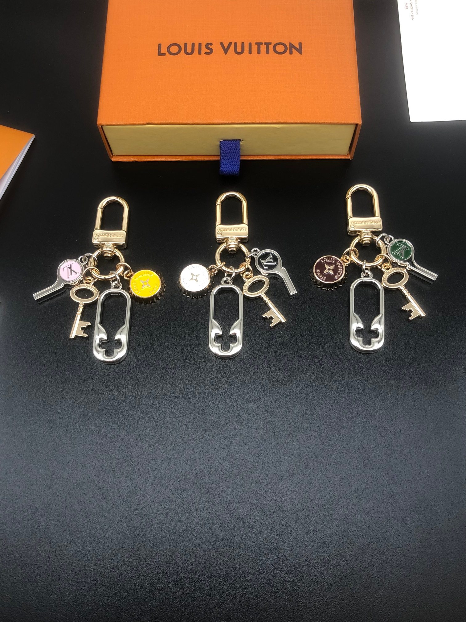 [TOP] Louis Vuitton LV Keychain - 3 Colors