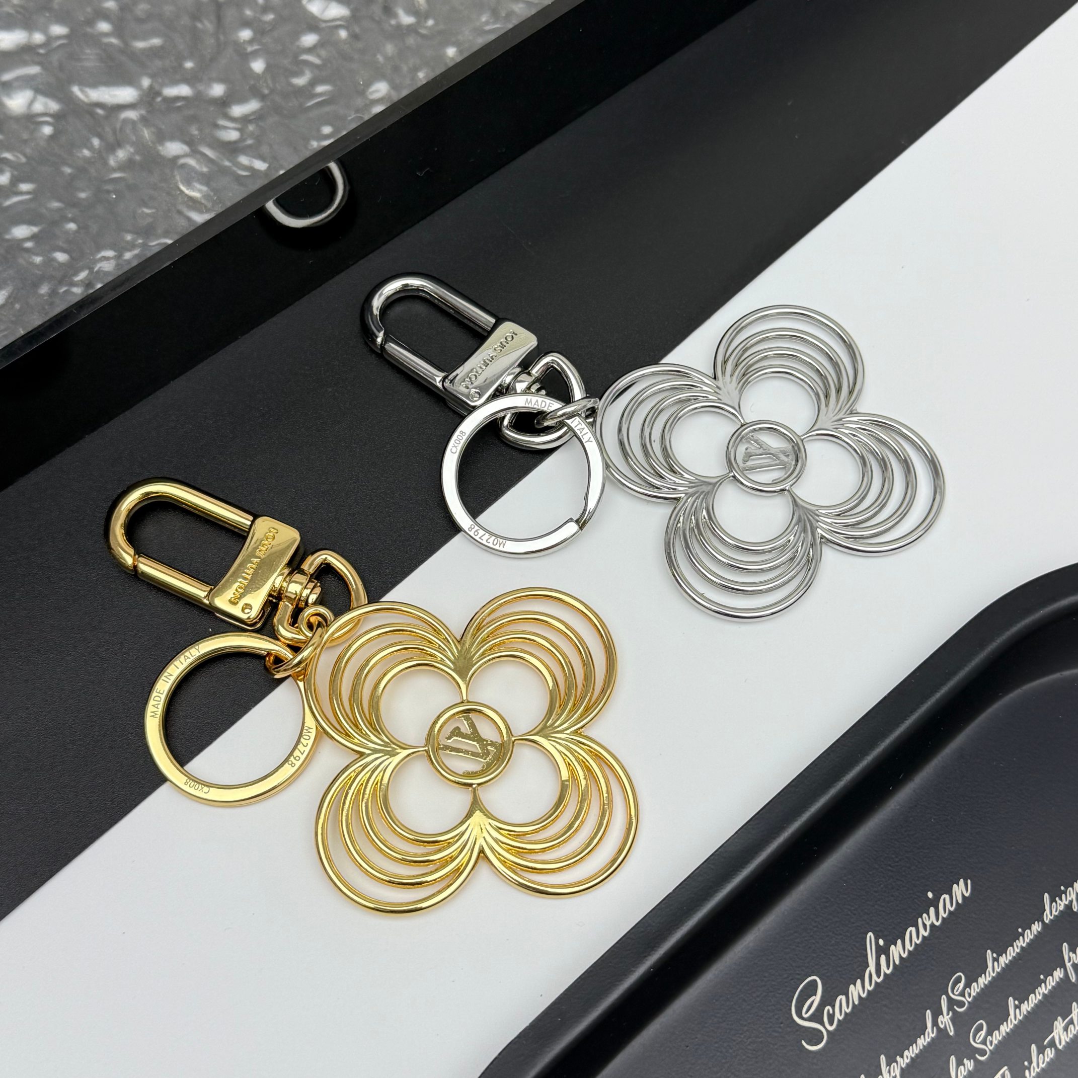 [TOP] Louis Vuitton LV Breeze Keychain - 2 Colors