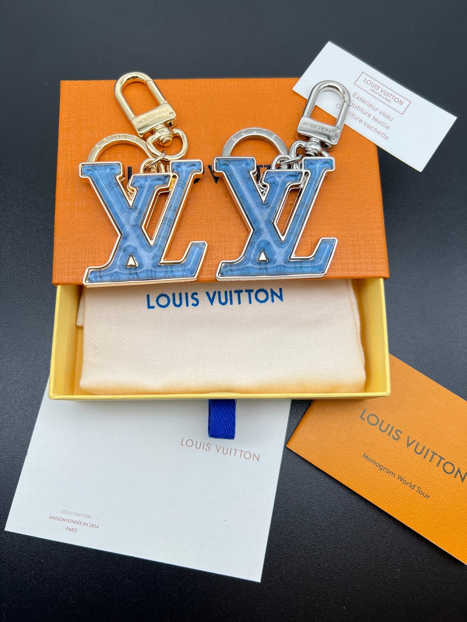 [TOP] Louis Vuitton LV Keychain - 2 Colors