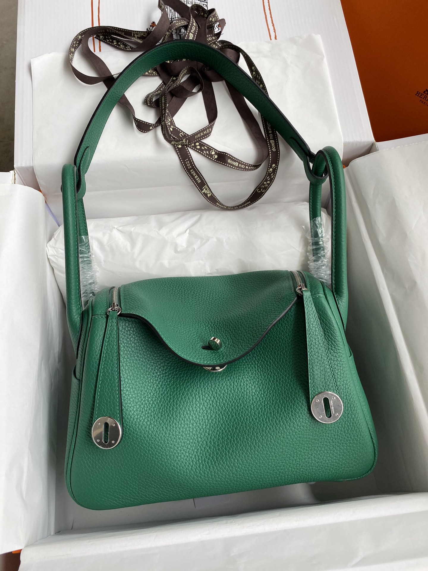 [TOP] HERMES Lindy Taurillon Clemence Leather 26 CM - Malachite & GHW/SHW