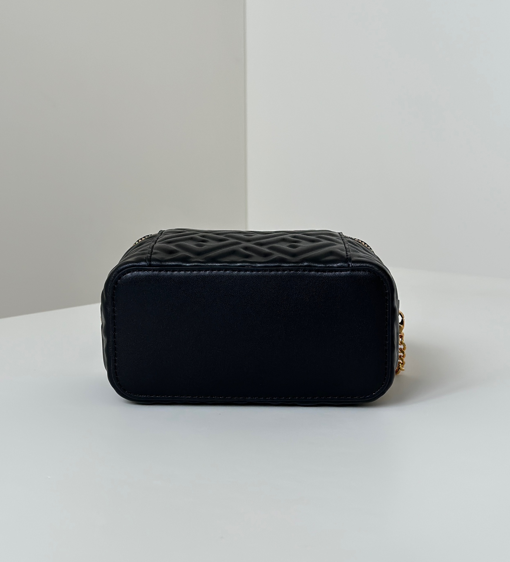 [TOP] FENDI Vanity Bag 16x8x11cm - Black