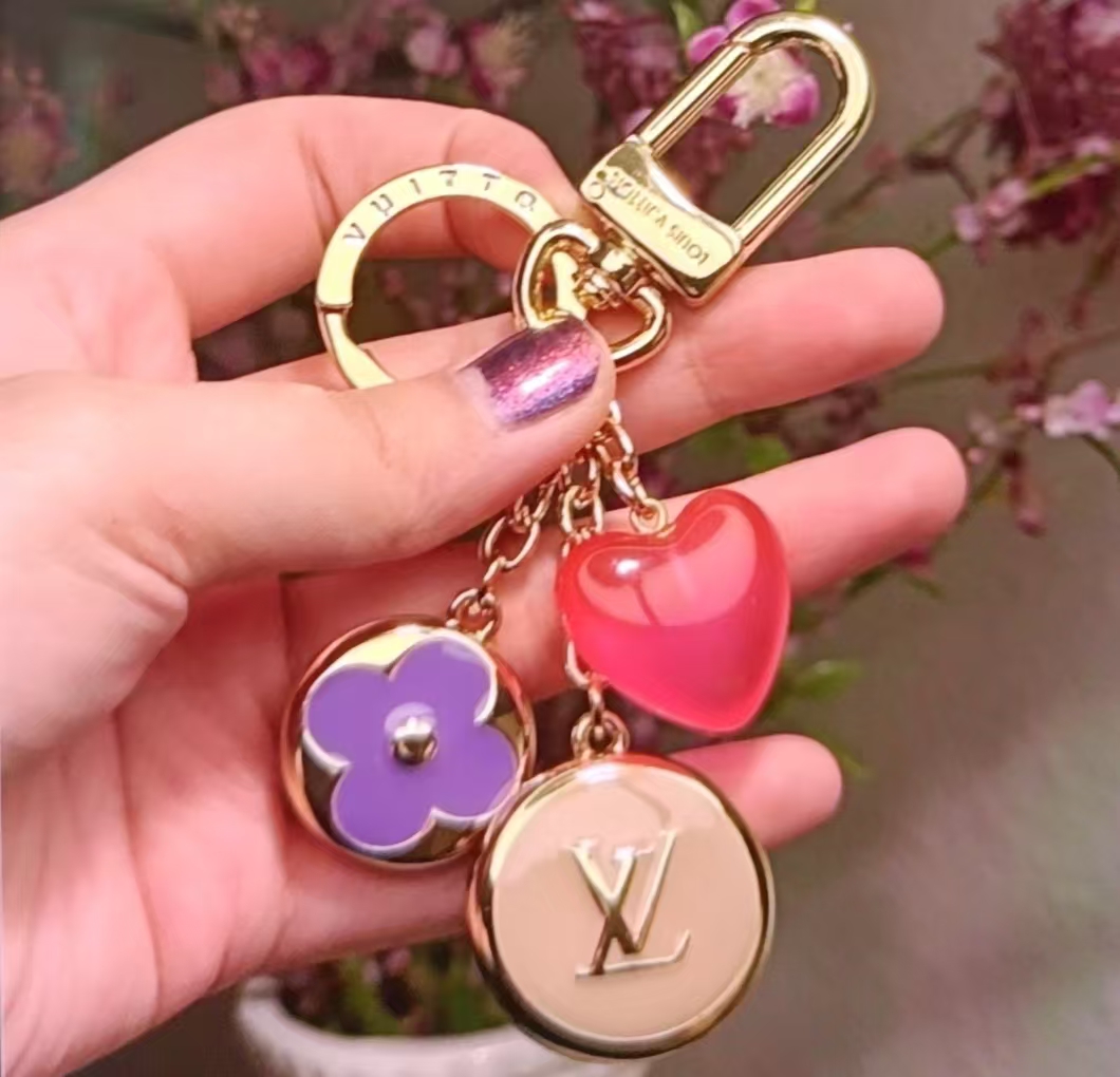 [TOP] Louis Vuitton LV Keychain - Gold