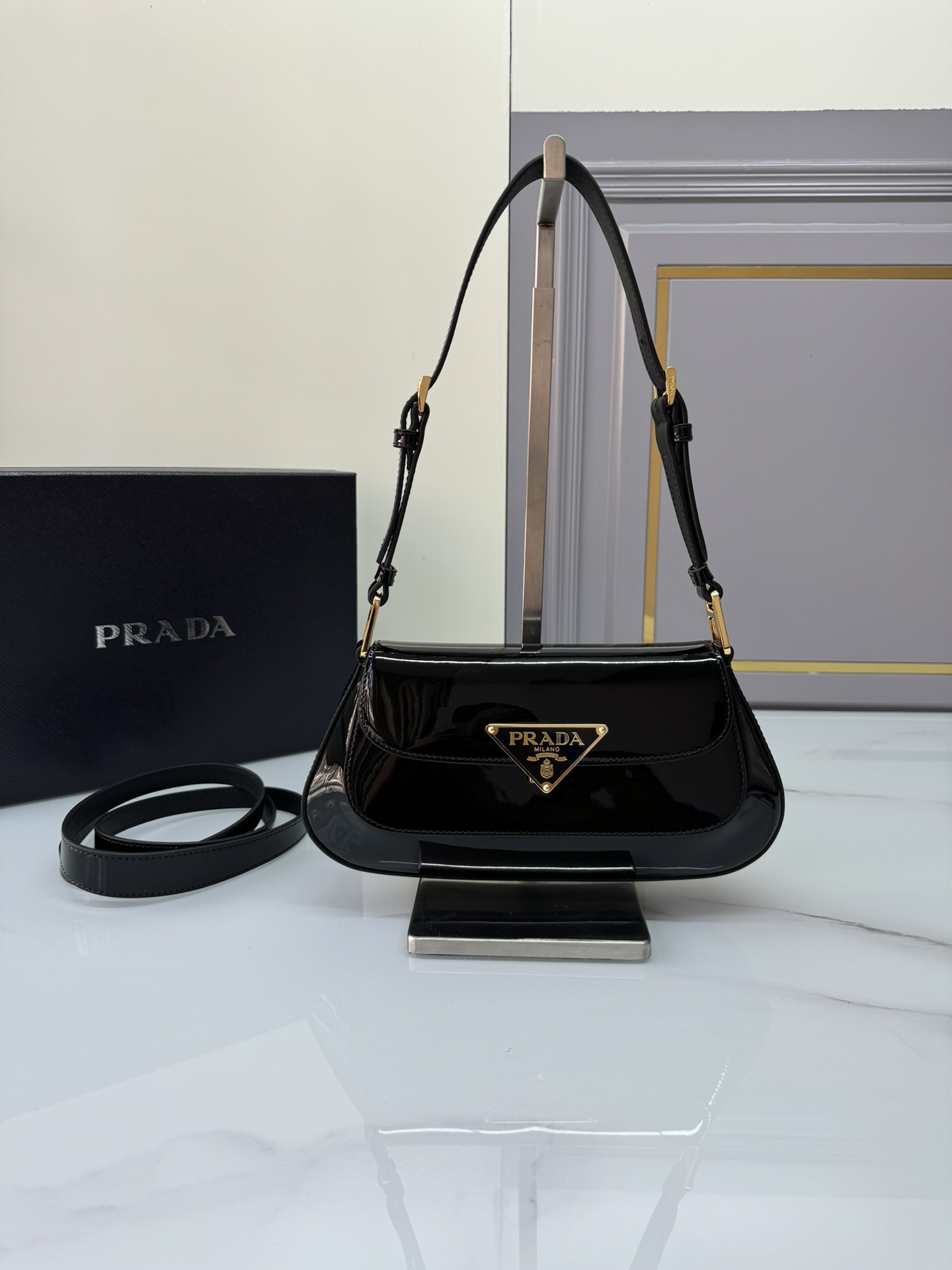 [TOP] PRADA Underarm Hobo Bag Patent Leather 24x11x4cm - 2 Color