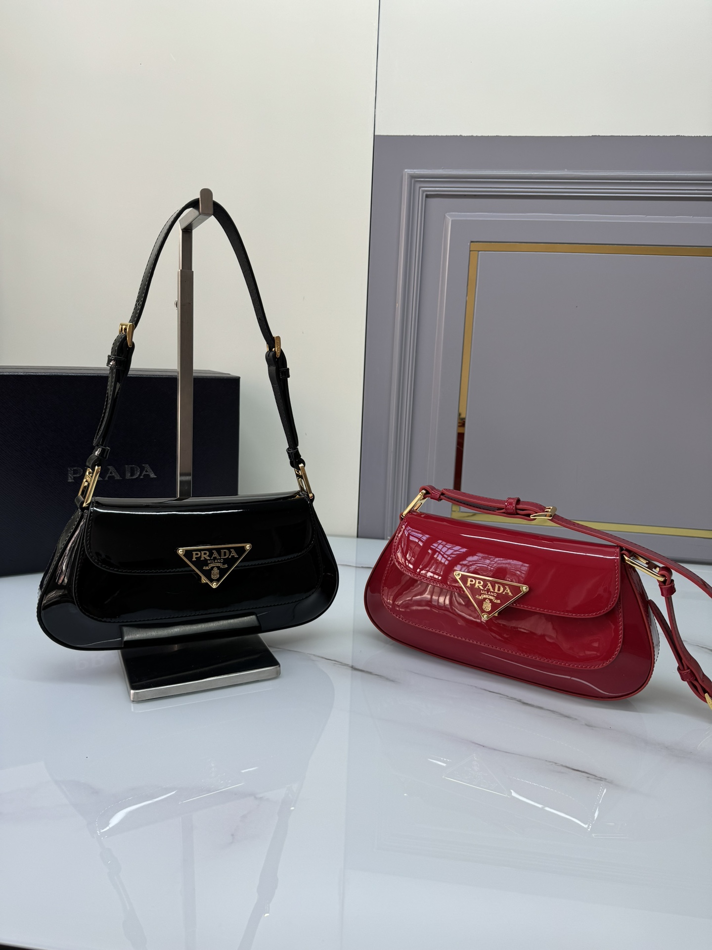 [TOP] PRADA Underarm Hobo Bag Patent Leather 24x11x4cm - 2 Color