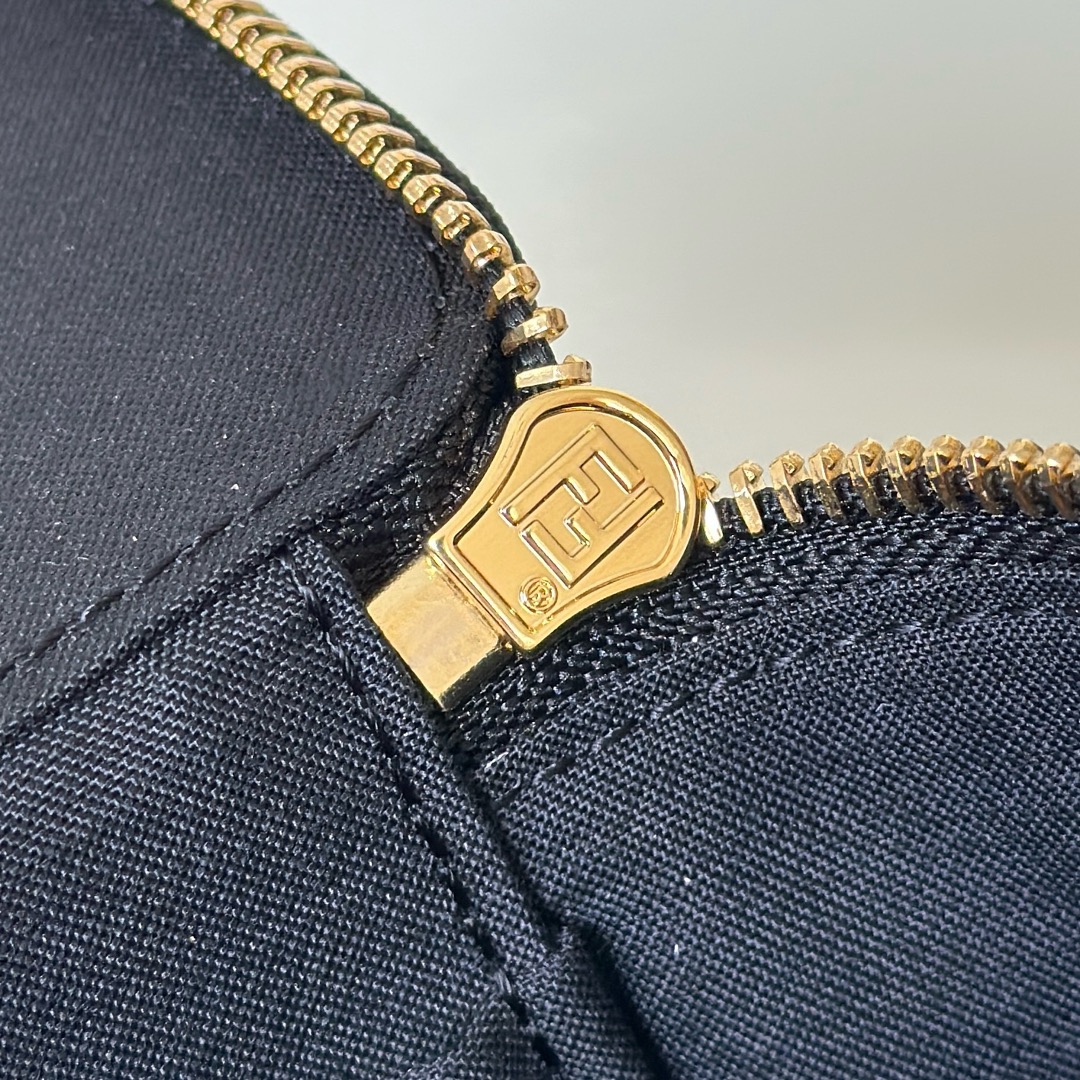 [TOP] FENDI Vanity Bag 16x8x11cm - Black