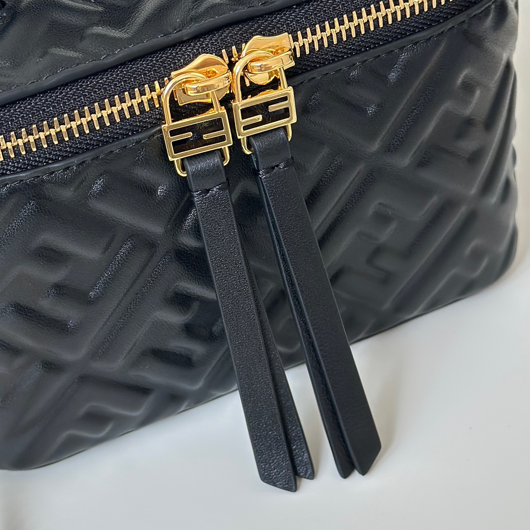 [TOP] FENDI Vanity Bag 16x8x11cm - Black