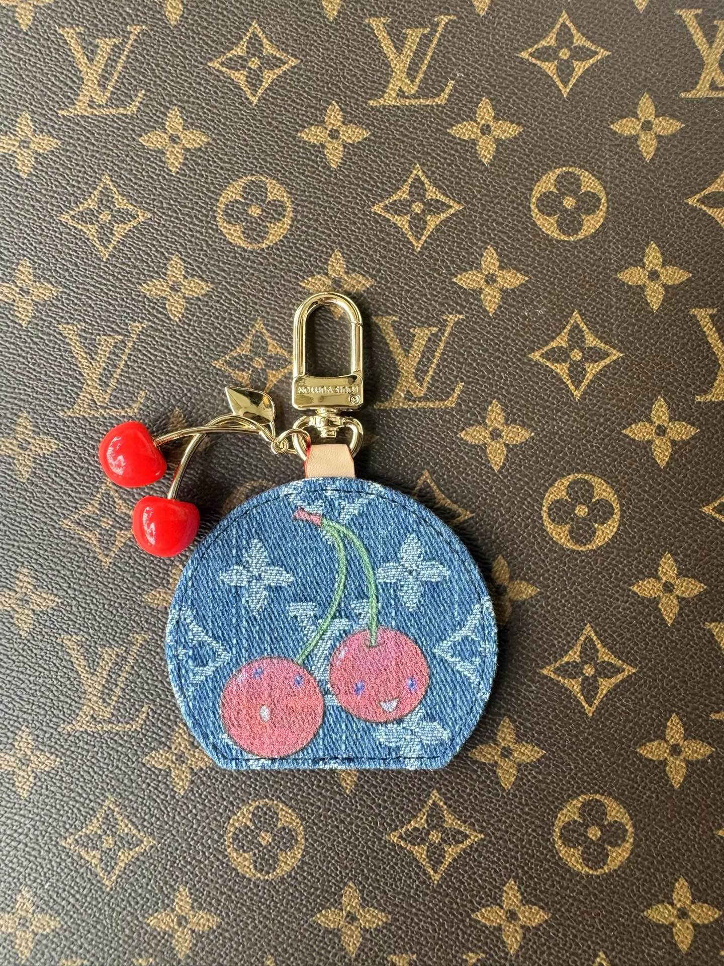 [TOP] Louis Vuitton LV Cherry Key Chain  - Gold
