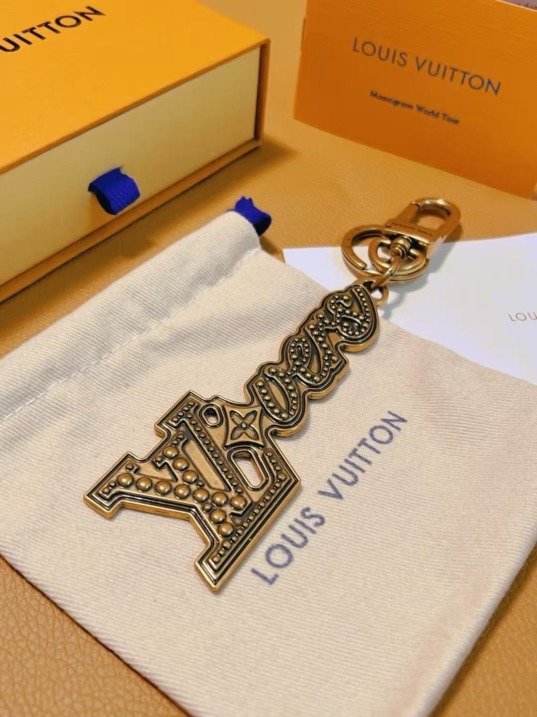 [TOP] Louis Vuitton LV  Key Chain  - Gold