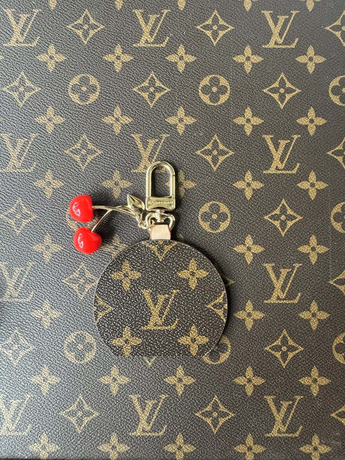 [TOP] Louis Vuitton LV Cherry Key Chain  - Gold