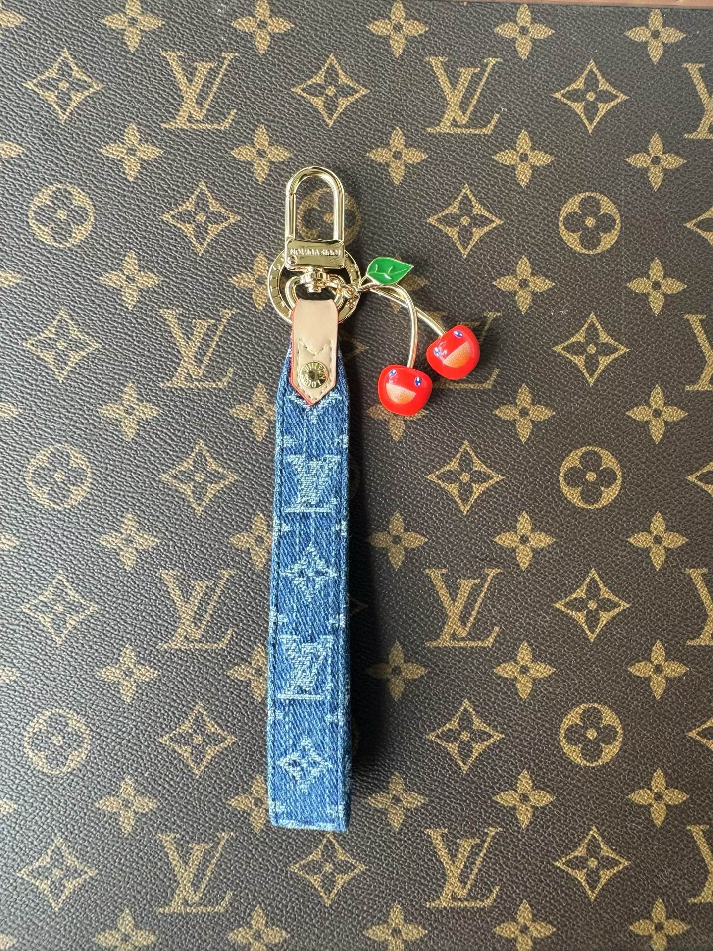 [TOP] Louis Vuitton LV Cherry Key Chain  - Gold