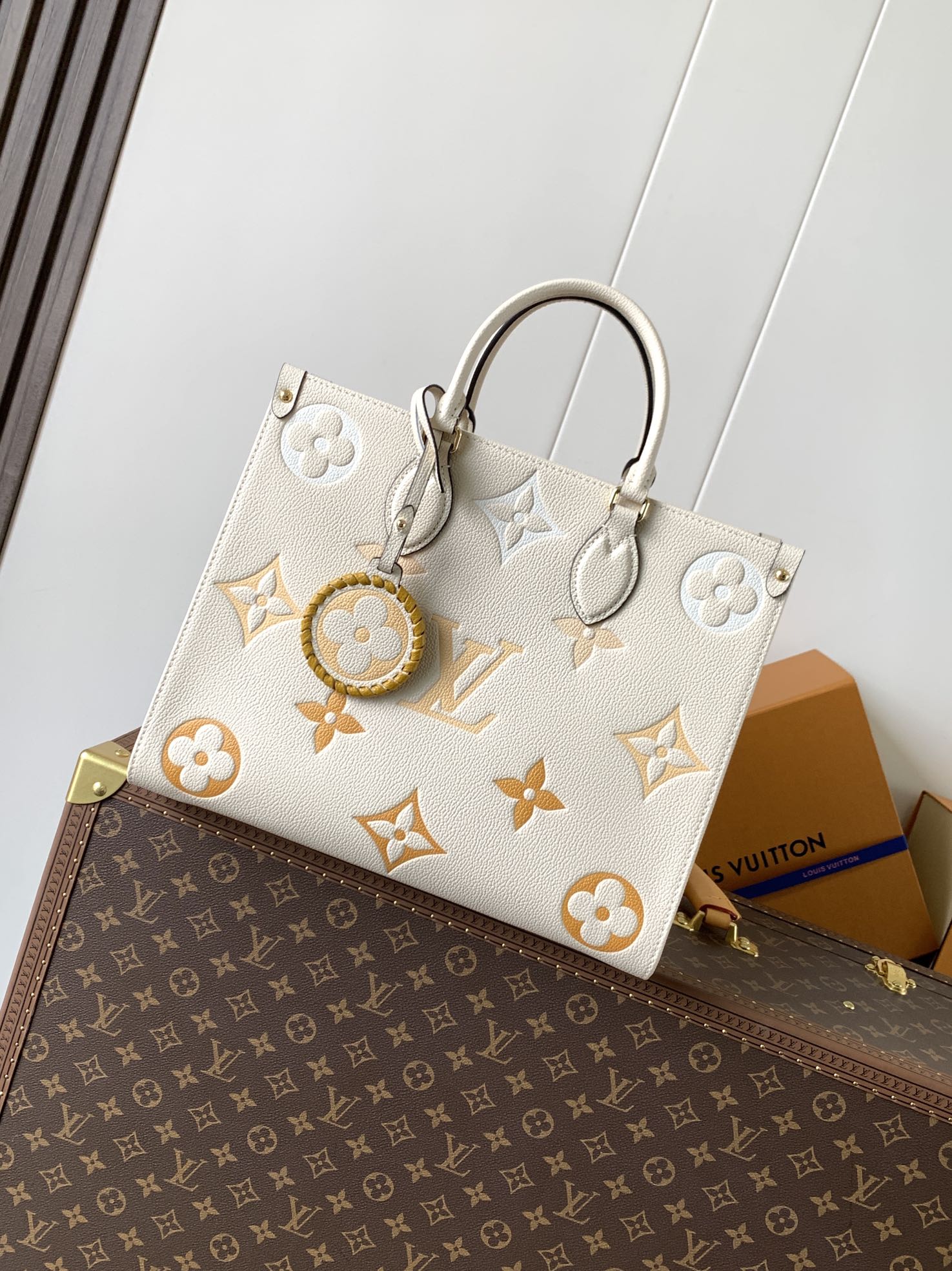 [TOP] Louis Vuitton LV  On The Go Handbag 34.0 x 26.0 x 13.0cm - Beige