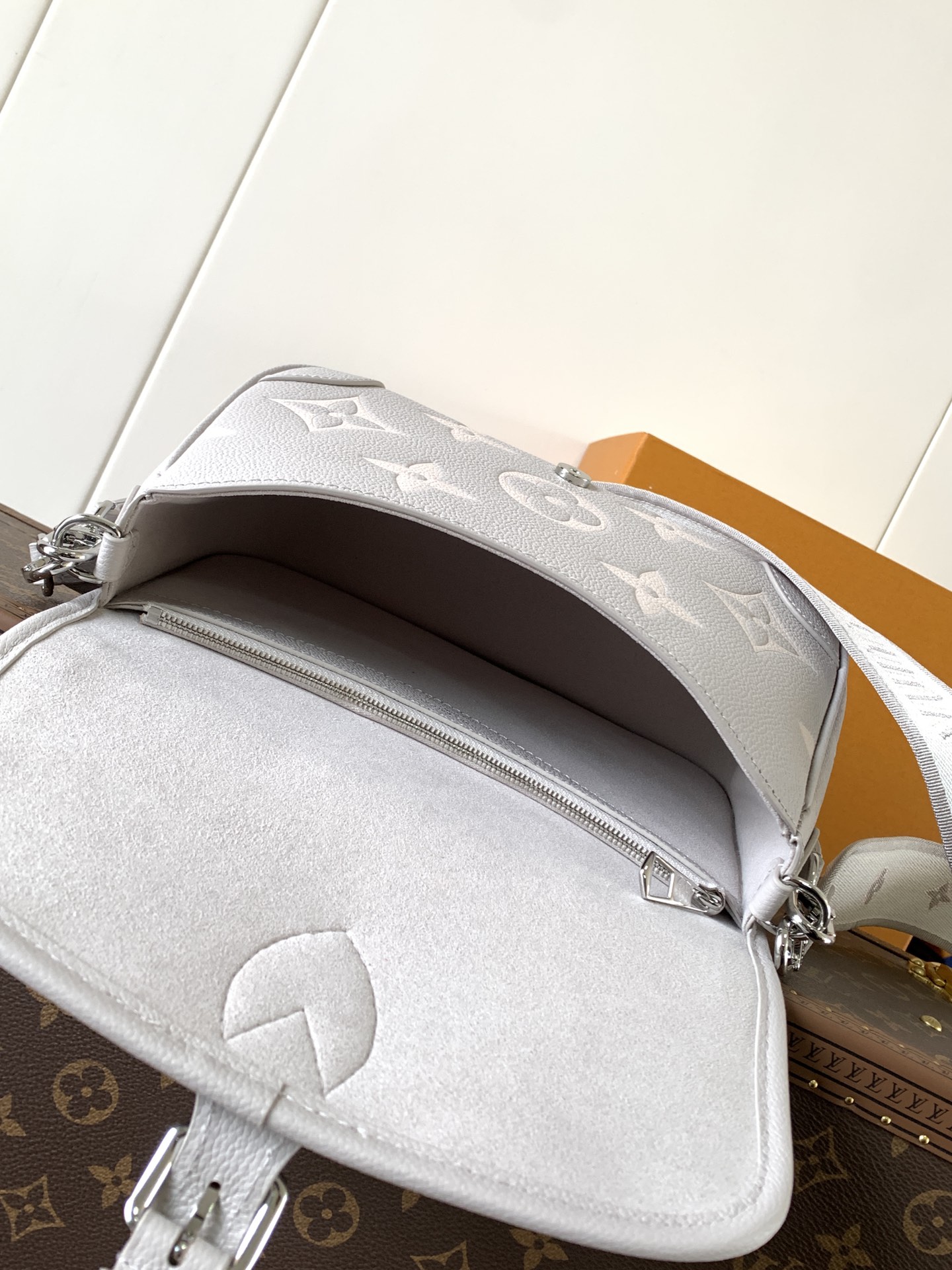 [TOP] Louis Vuitton LV Diane Bag Monogram Empreinte Leather 24x15x9cm - Gray