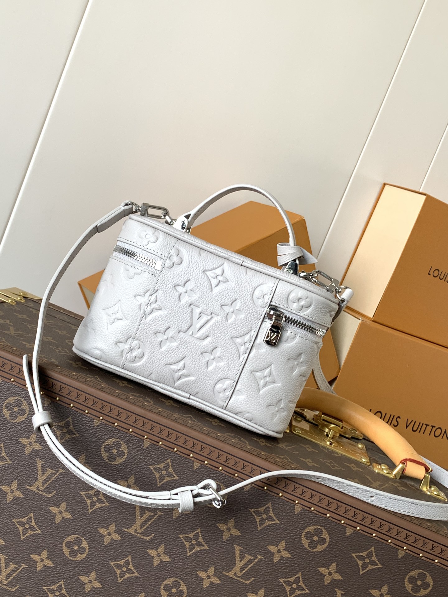 [TOP] Louis Vuitton LV  Vanity Chain Pouch 11.5 x 6.5 x 19 cm - Grey