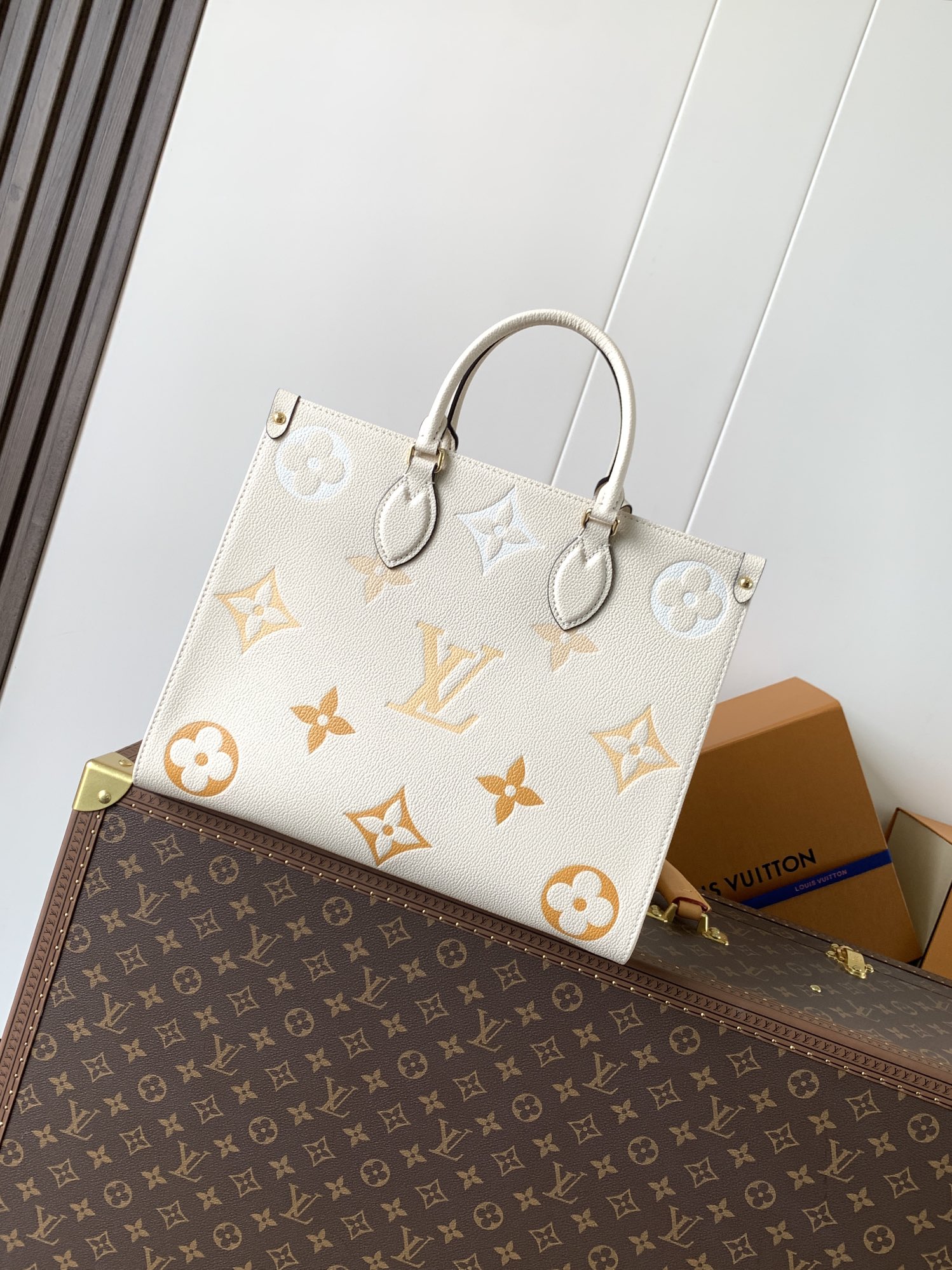 [TOP] Louis Vuitton LV  On The Go Handbag 34.0 x 26.0 x 13.0cm - Beige