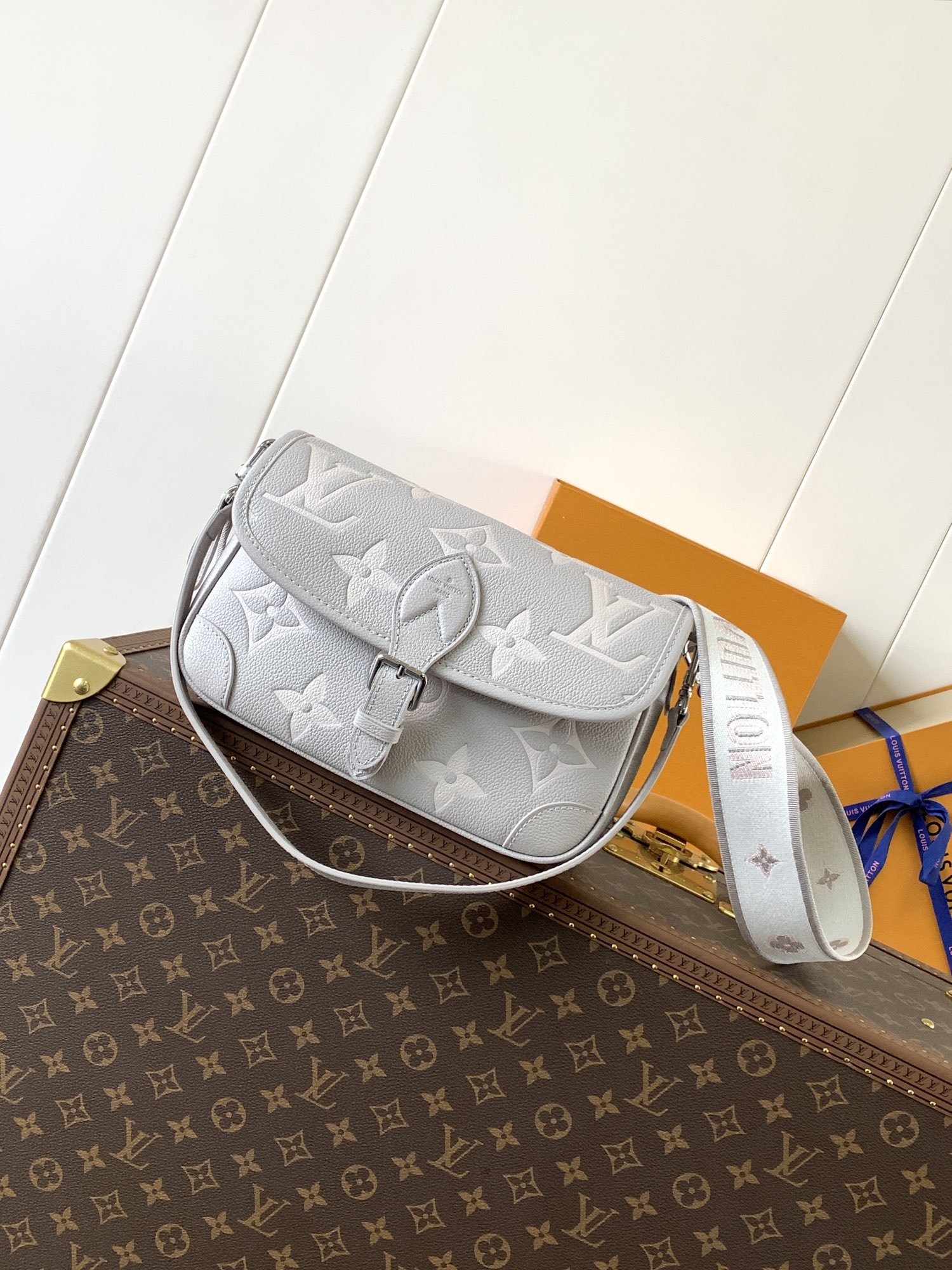 [TOP] Louis Vuitton LV Diane Bag Monogram Empreinte Leather 24x15x9cm - Gray