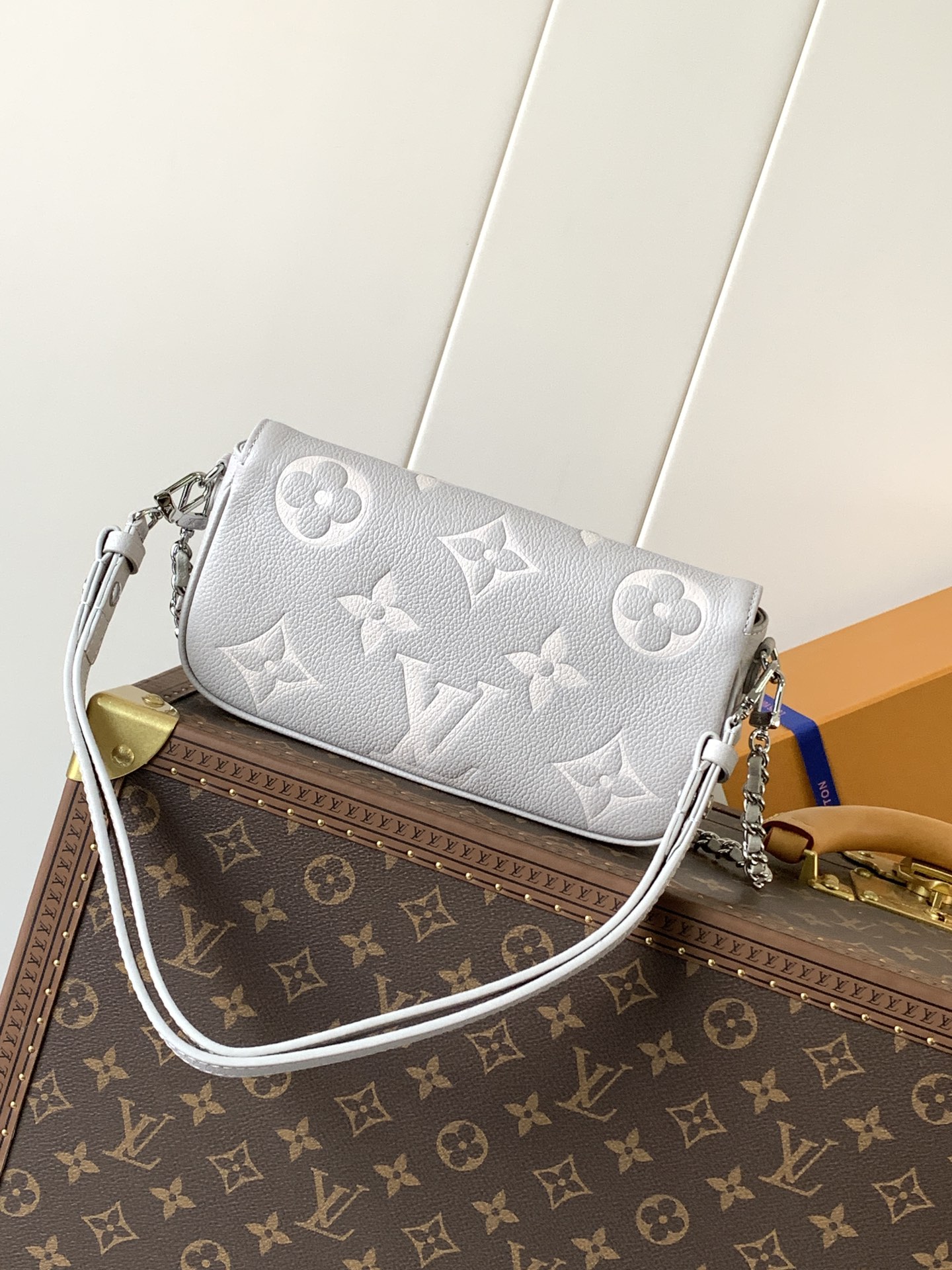 [TOP] Louis Vuitton LV Wallet On Chain Ivy Handbag 12 x 4.3 x 23.5  CM - Grey