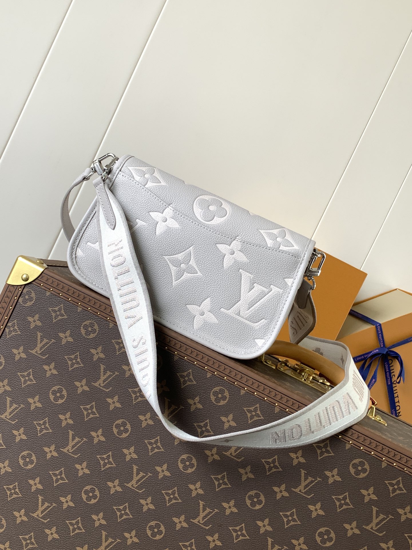 [TOP] Louis Vuitton LV Diane Bag Monogram Empreinte Leather 24x15x9cm - Gray